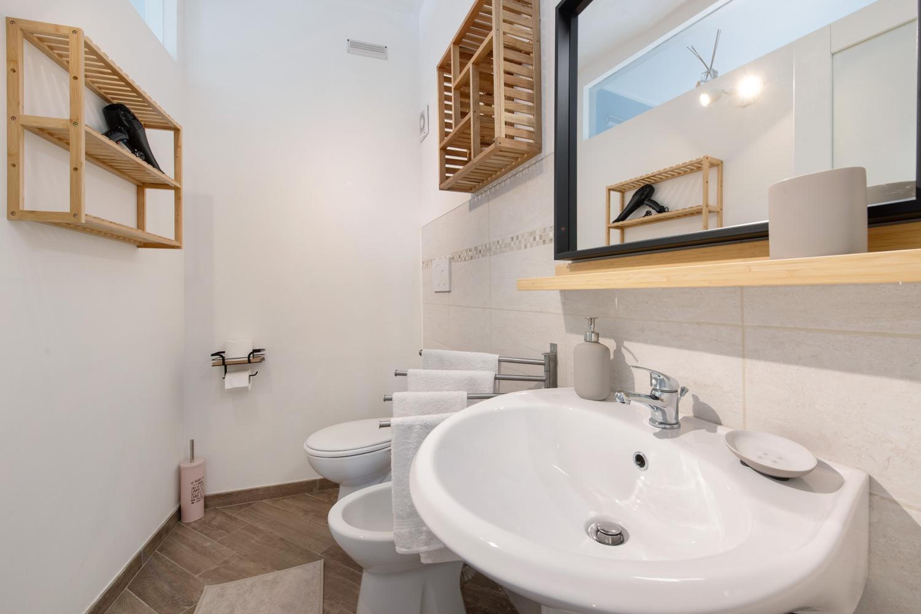 Apartment with Shower photo 2