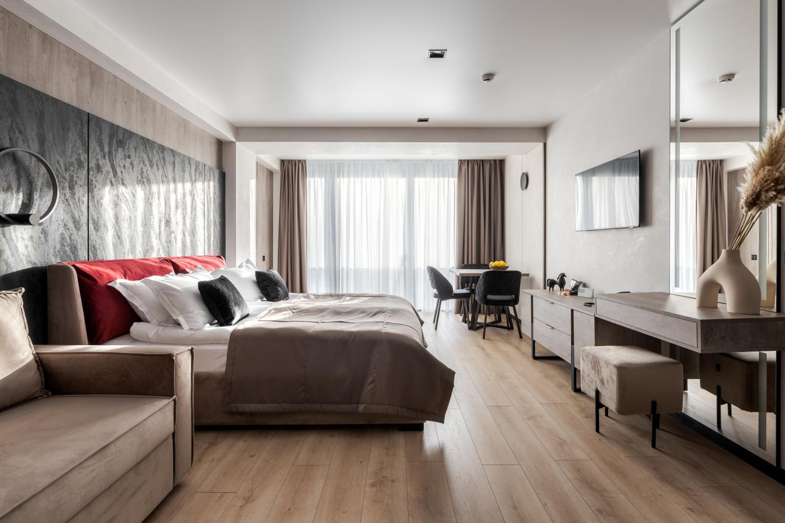 One-Bedroom Apartment with View