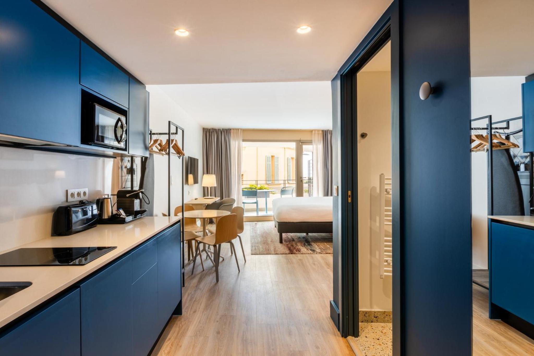 Studio Queen Suite with Balcony - Photo 2