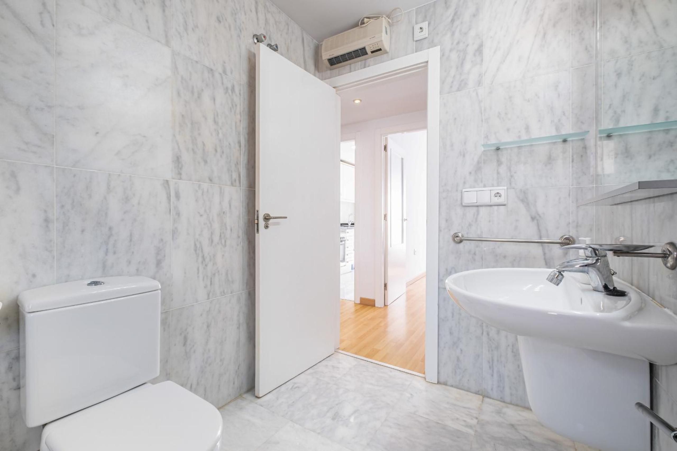 One-Bedroom Apartment with View - Photo 7