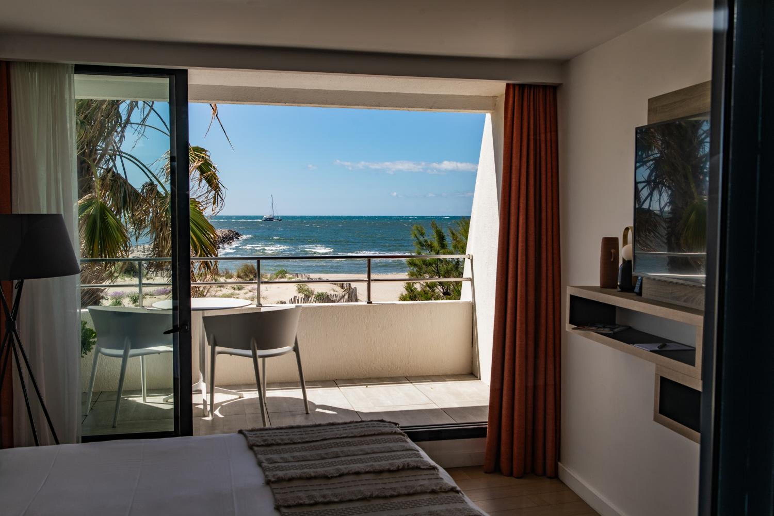 Double Room with Balcony and Sea View - Photo 3