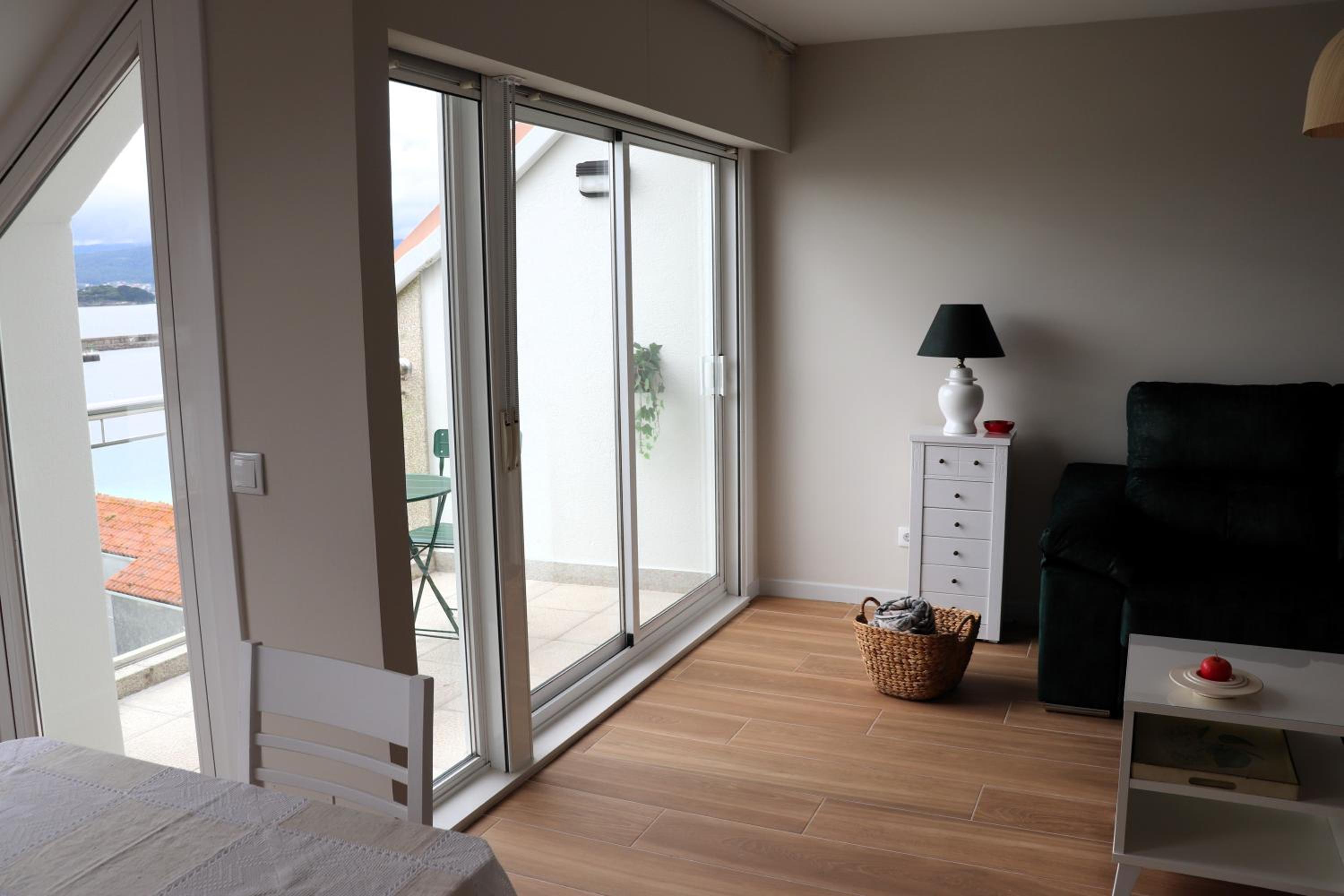 Apartamento de dos habitaciones con balcón y vista al mar