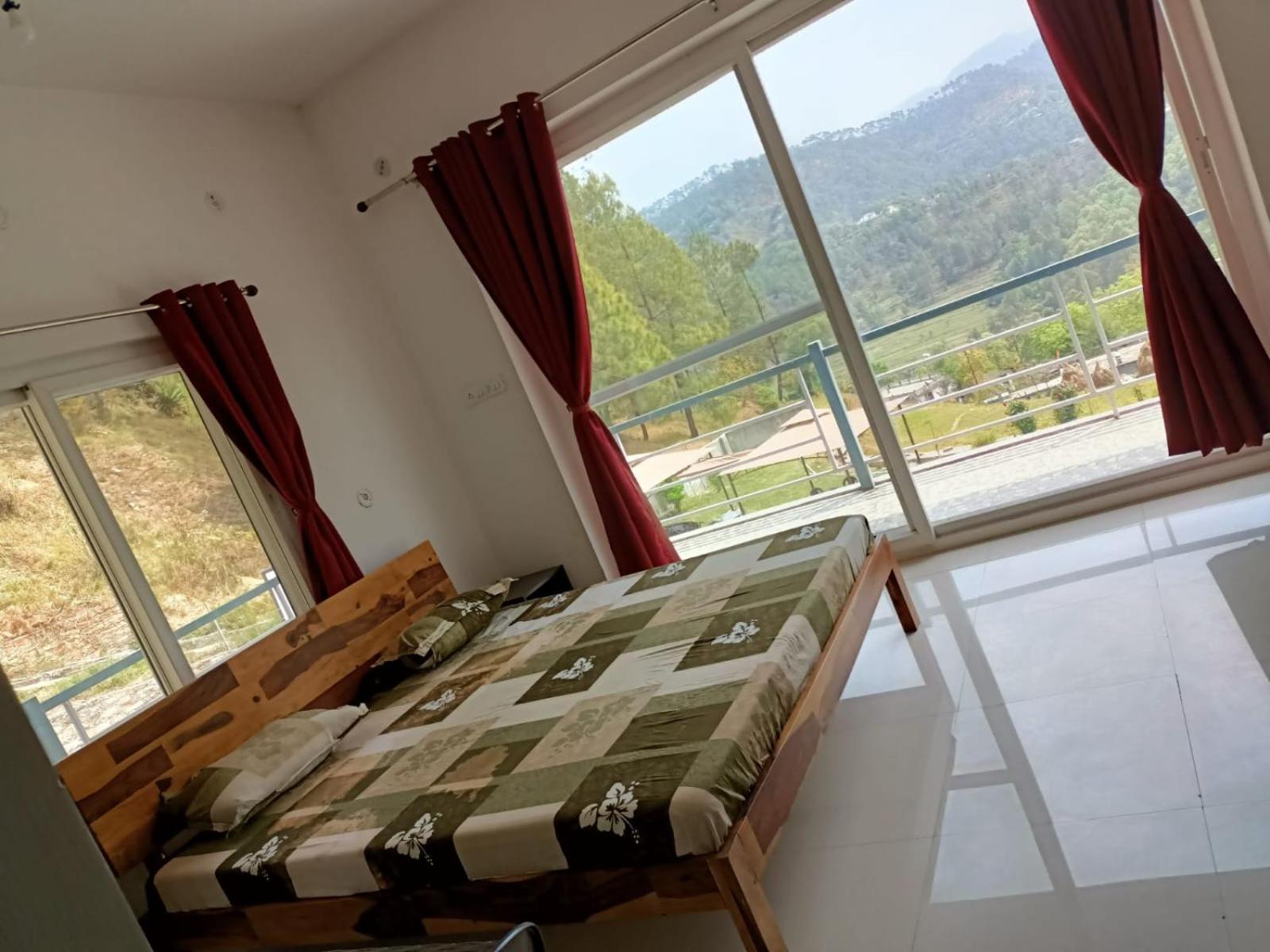Deluxe Double Room with Balcony photo 3