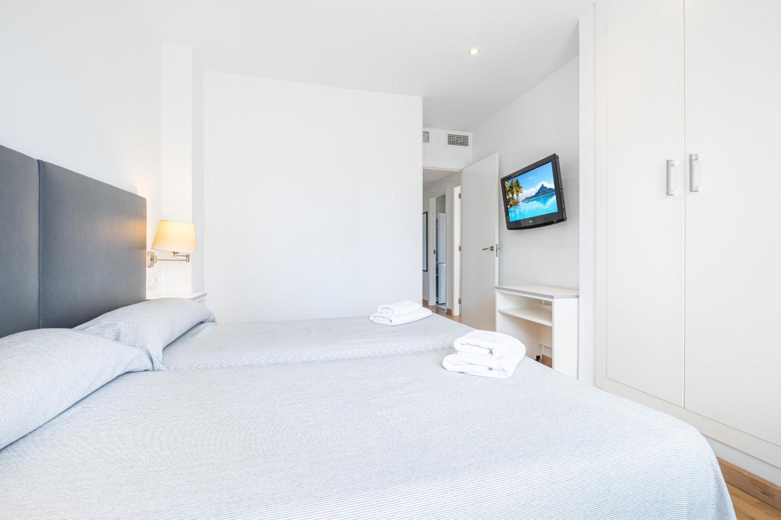 One-Bedroom Apartment with Terrace - Photo 8