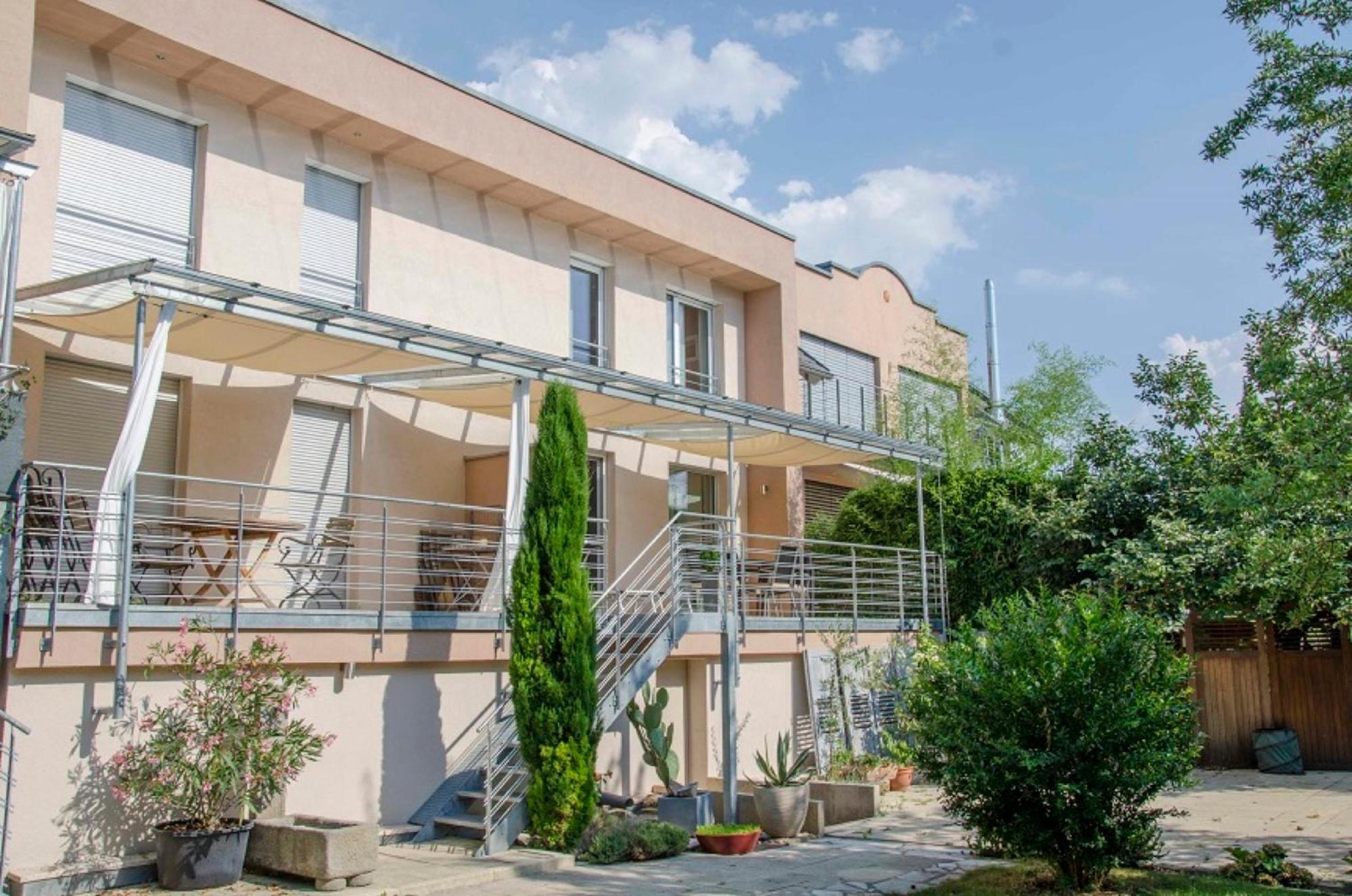 Two-Bedroom Deluxe Apartment with Garden View photo 2