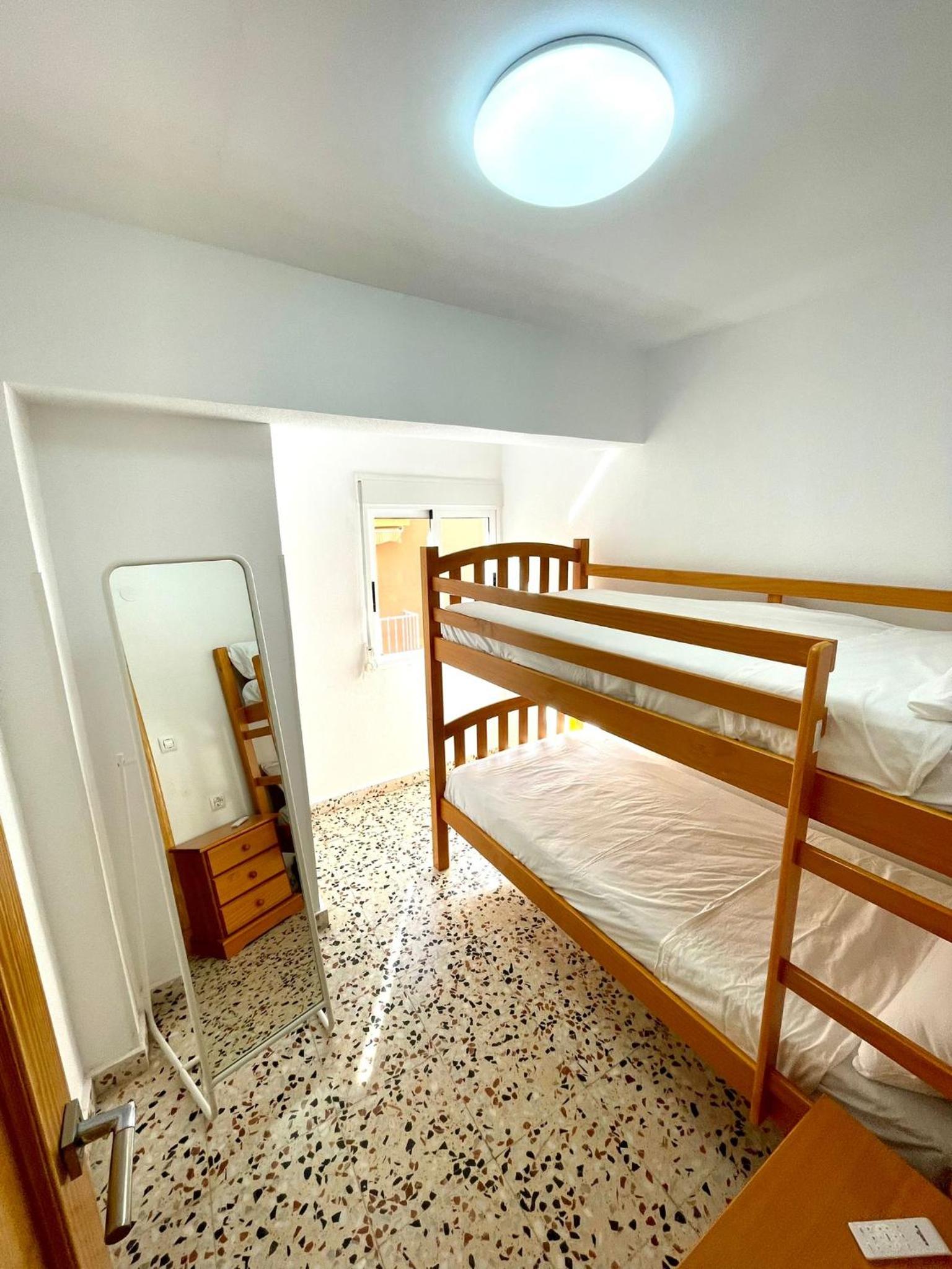 Apartamento de tres dormitorios con vista al agua