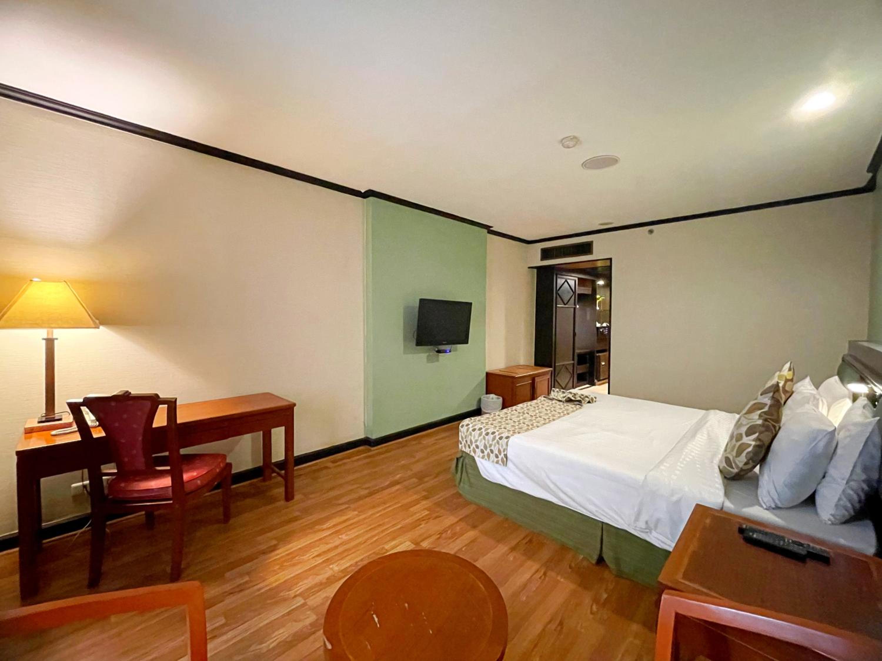 Deluxe Premium King Room photo 3