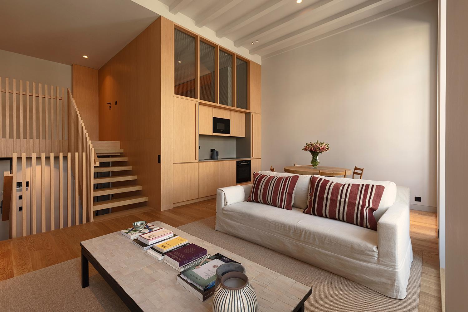 Two Bedroom Duplex Apartment with City View - Photo 4