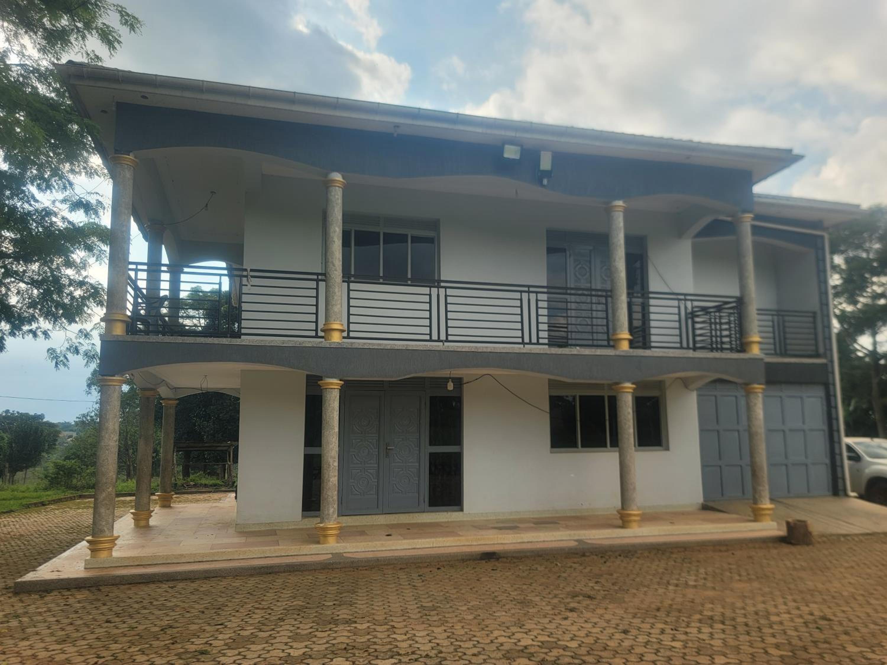 Five-Bedroom House photo 3