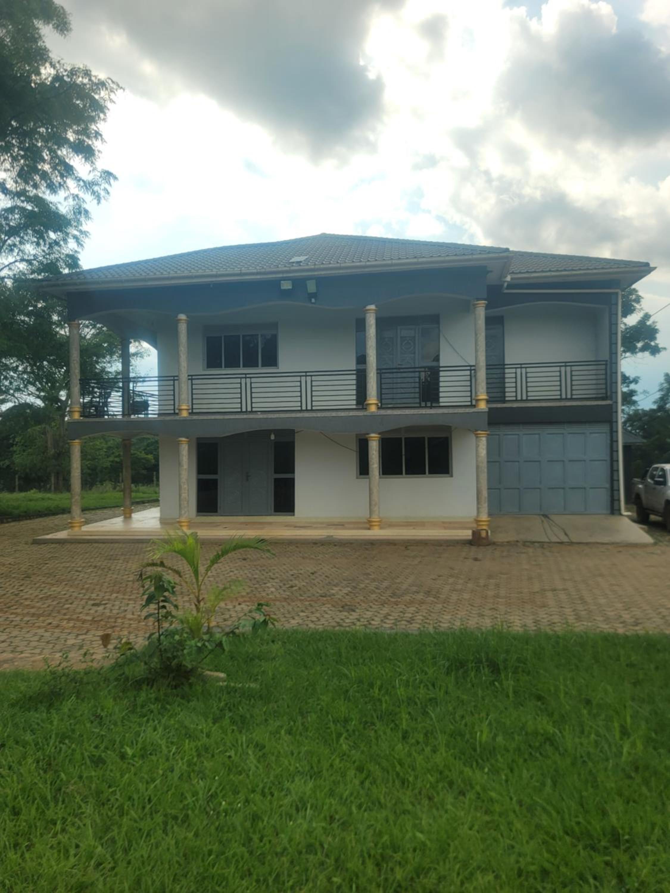 Five-Bedroom House photo 2