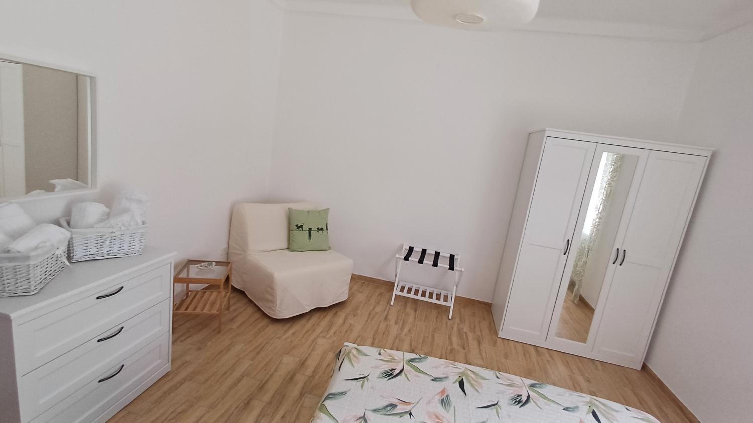 One-Bedroom Apartment photo 1
