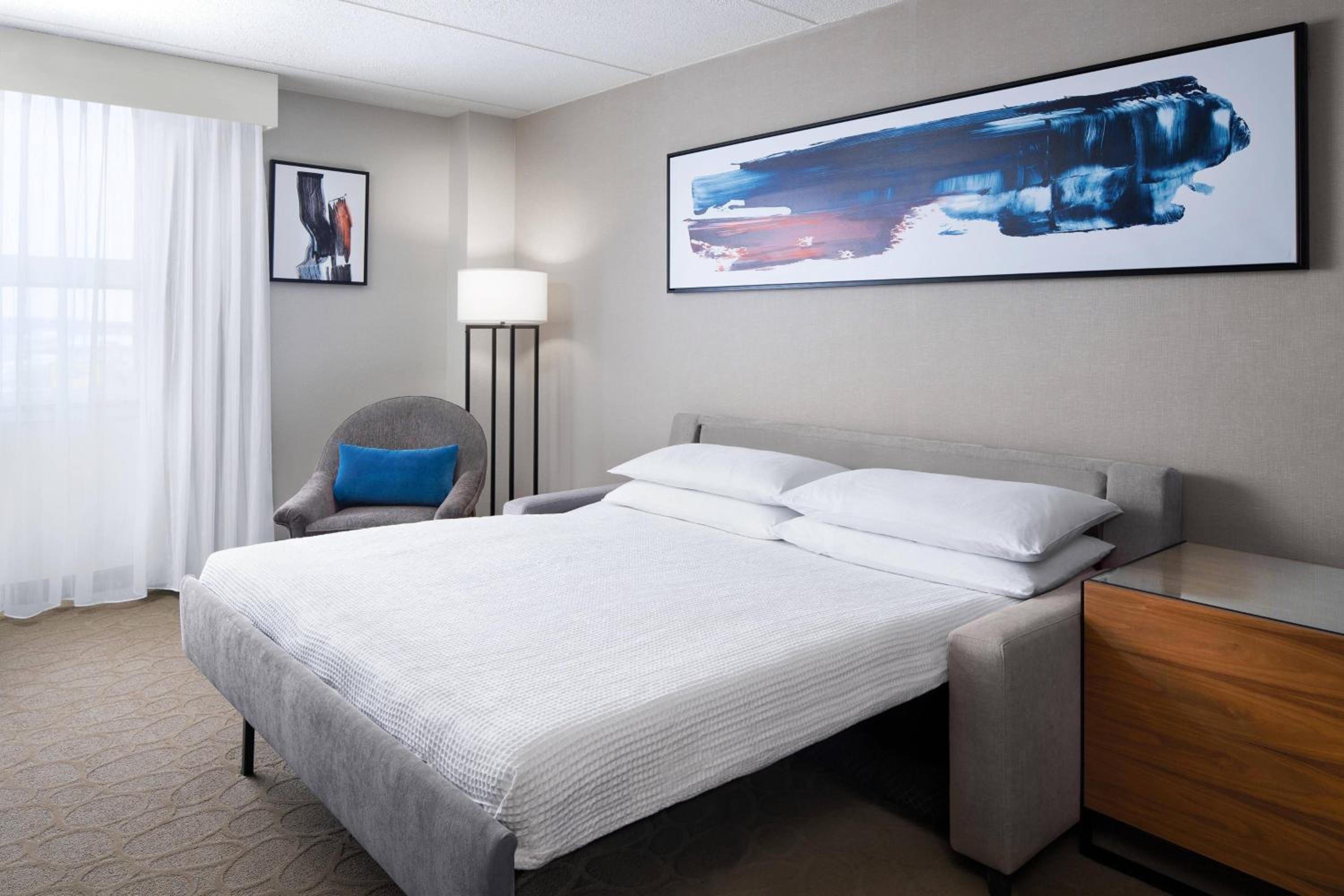 1 Bedroom Suite, 1 King, Sofa bed - Photo 4