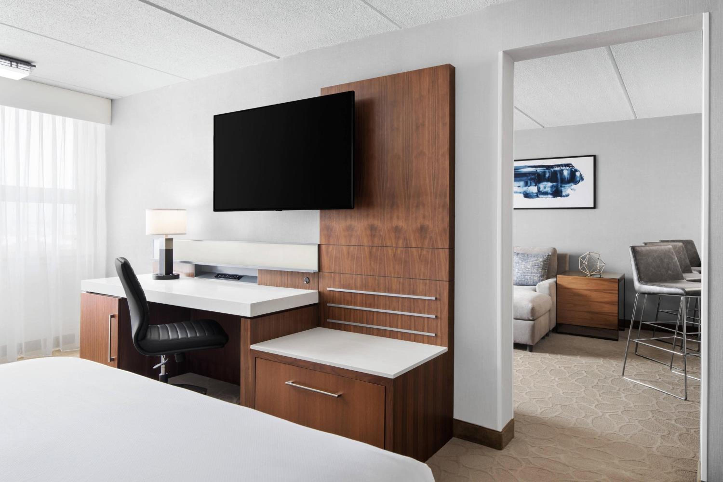 1 Bedroom Suite, 1 King, Sofa bed - Photo 1