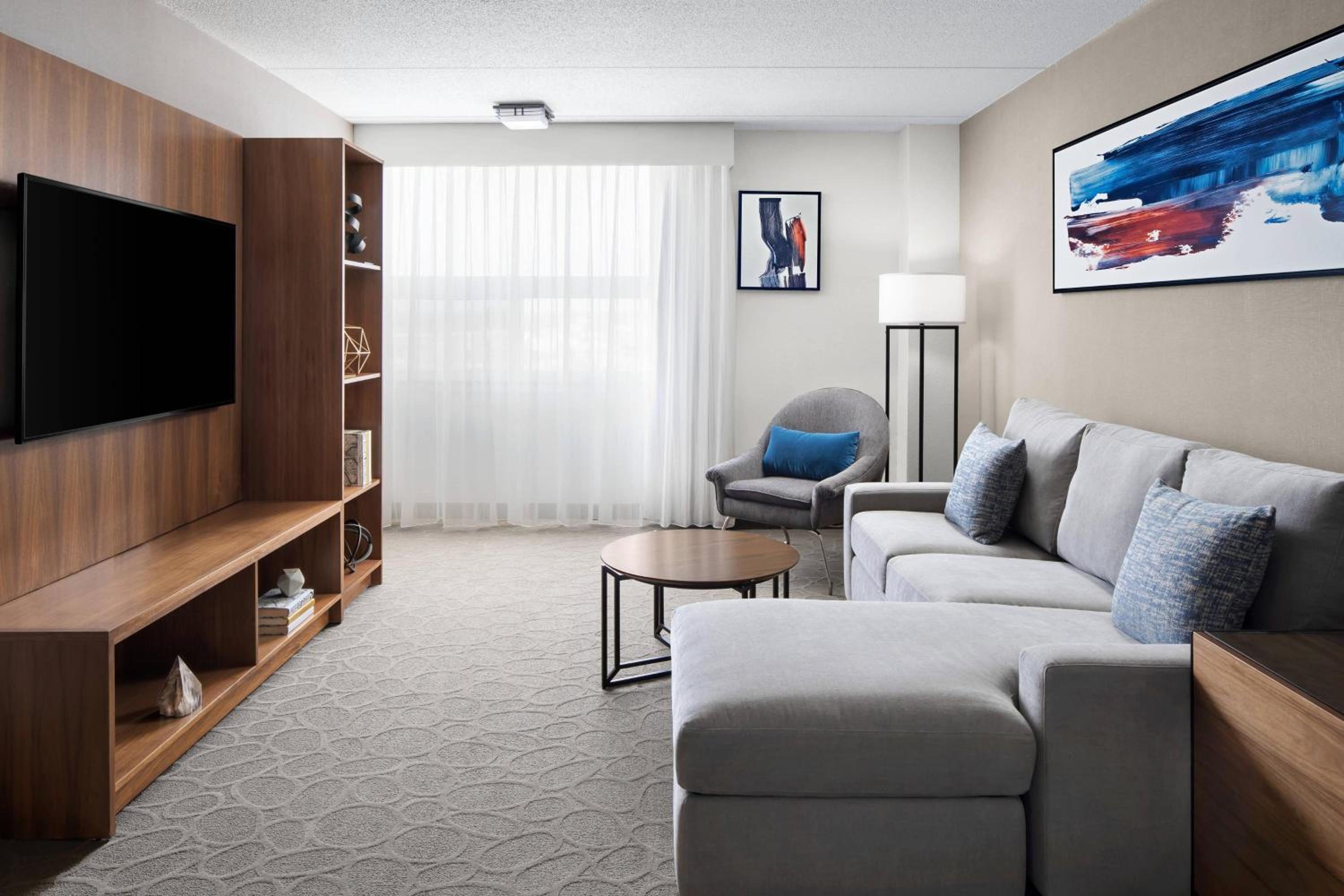 1 Bedroom Suite, 1 King, Sofa bed - Photo 5