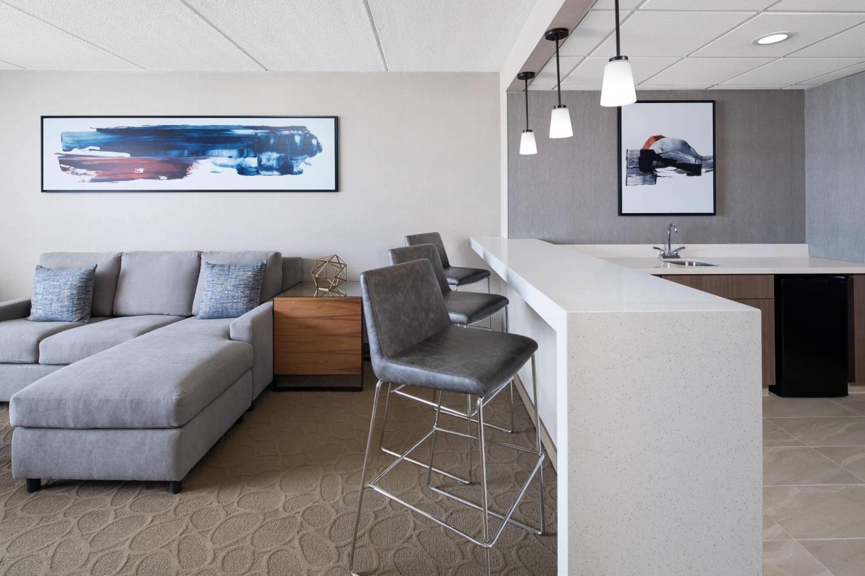1 Bedroom Suite, 1 King, Sofa bed - Photo 3