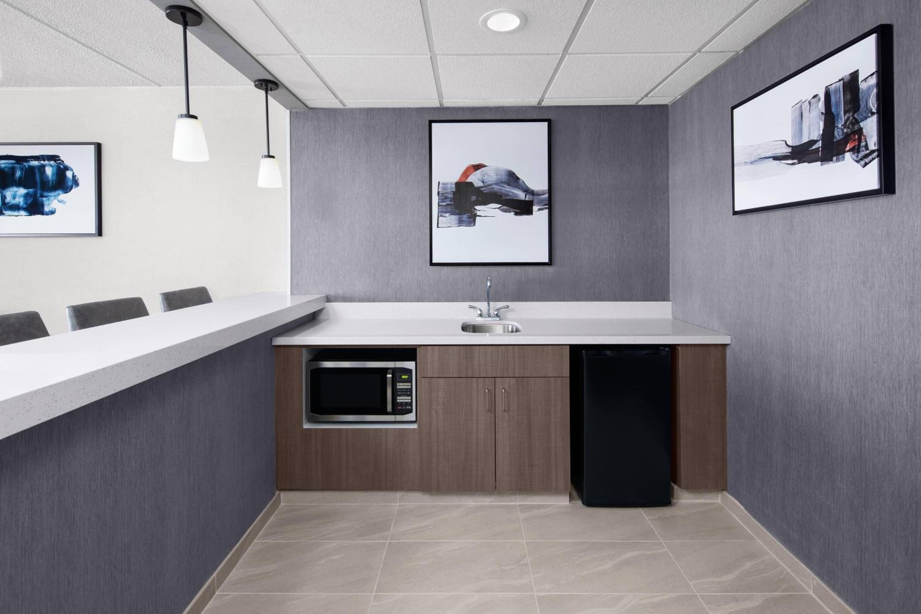 1 Bedroom Suite, 1 King, Sofa bed - Photo 7