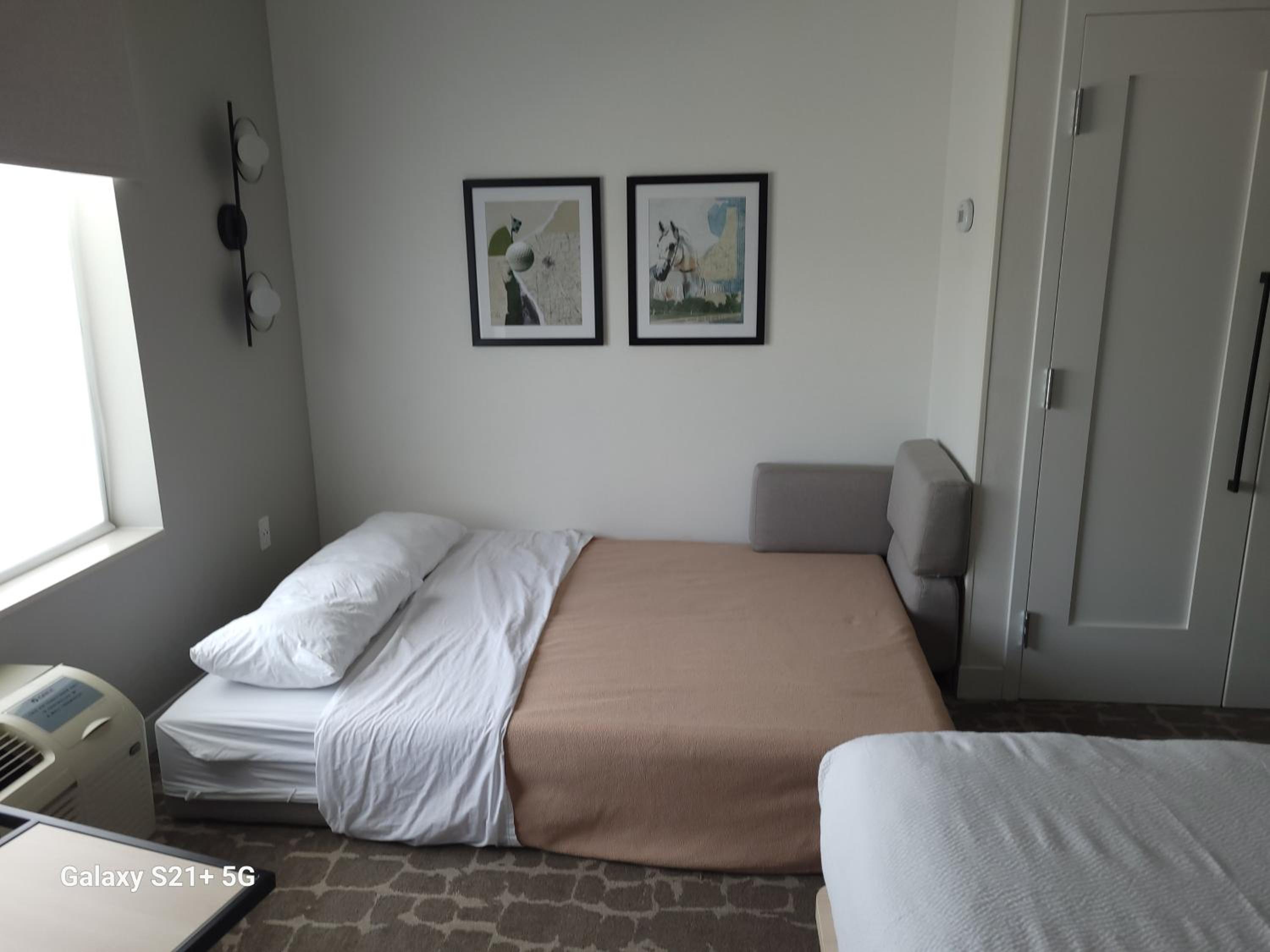 King Studio with Sofa Bed - Photo 7