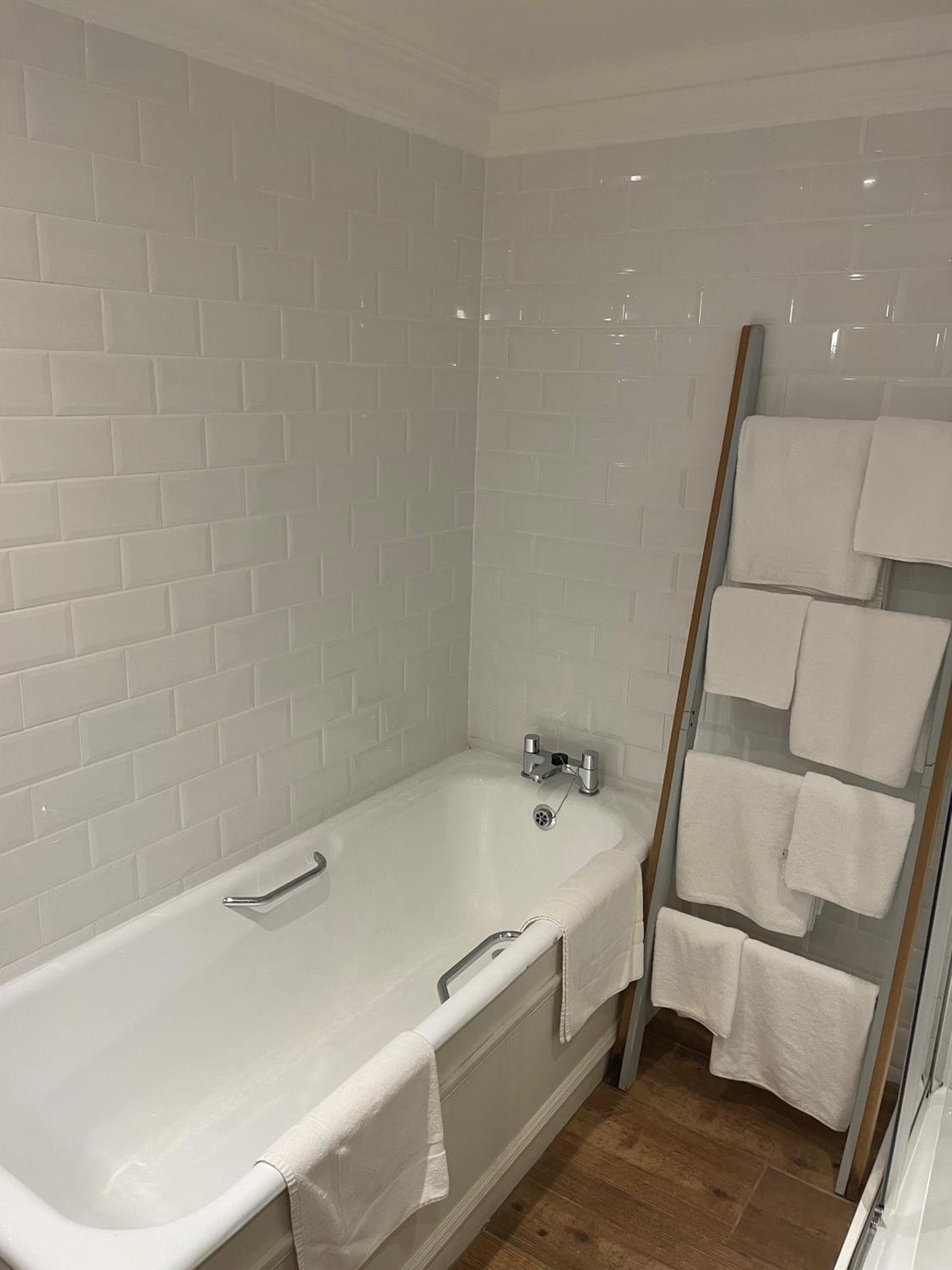 Studio Apartment Ground Floor (pets allowed) - Photo 3