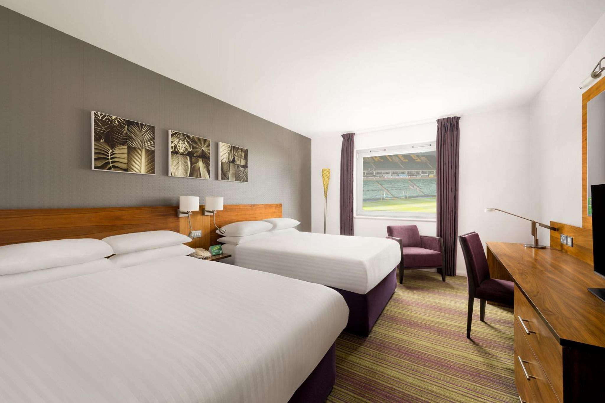 Standard Double Room with Two Double Beds and Pitch View - Photo 8