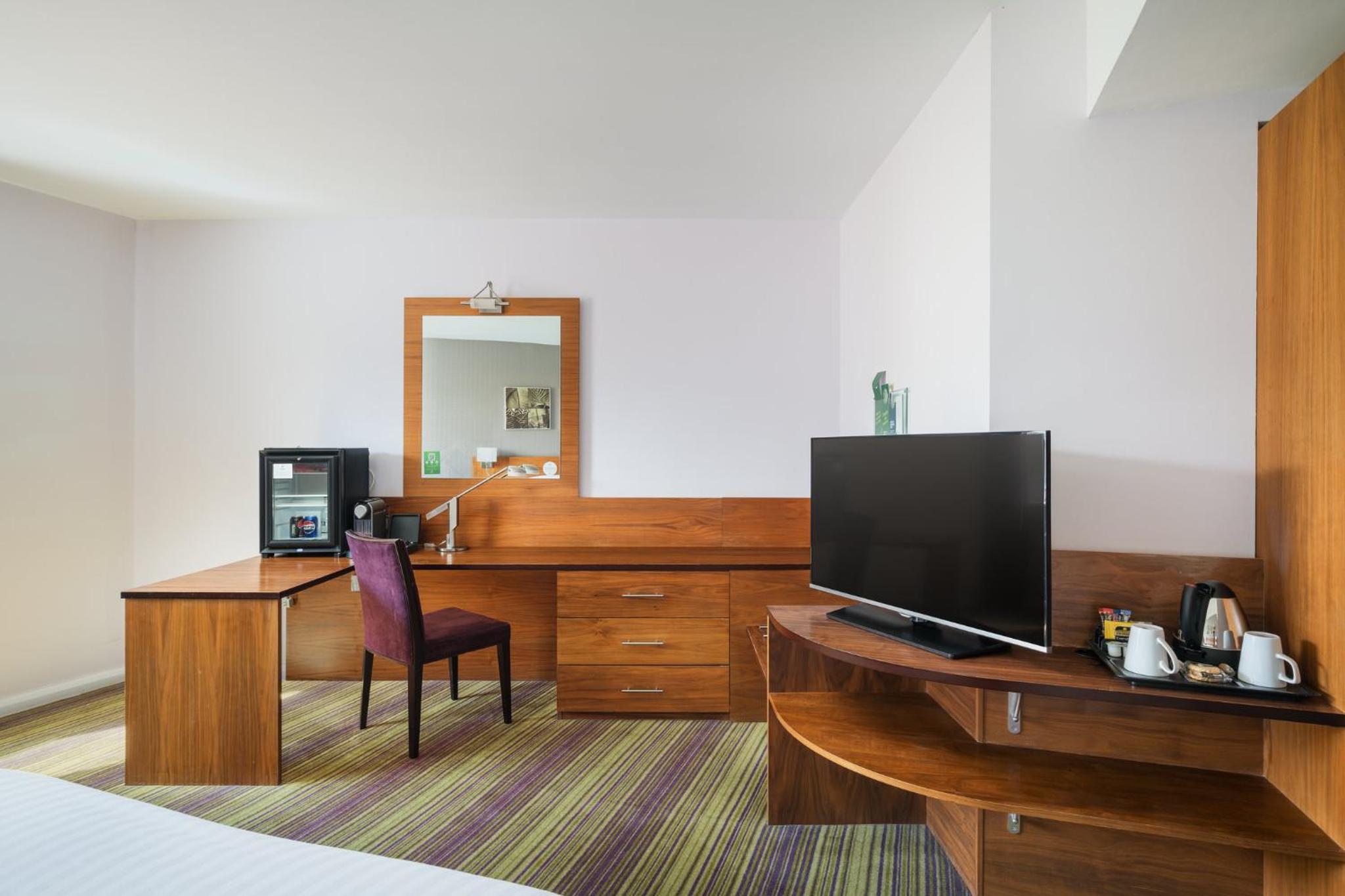 Premium King Room - Photo 6