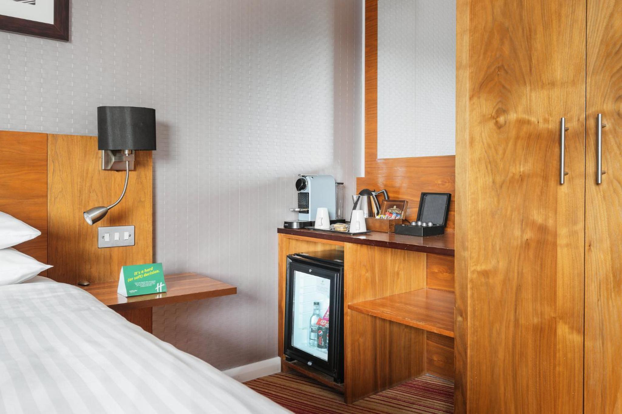 Premium King Room - Photo 5