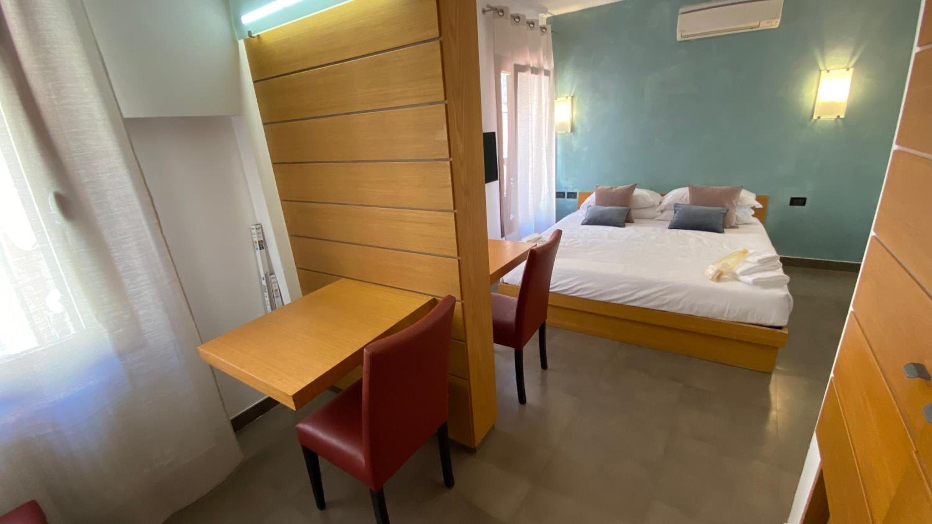 Standard King Room photo 3