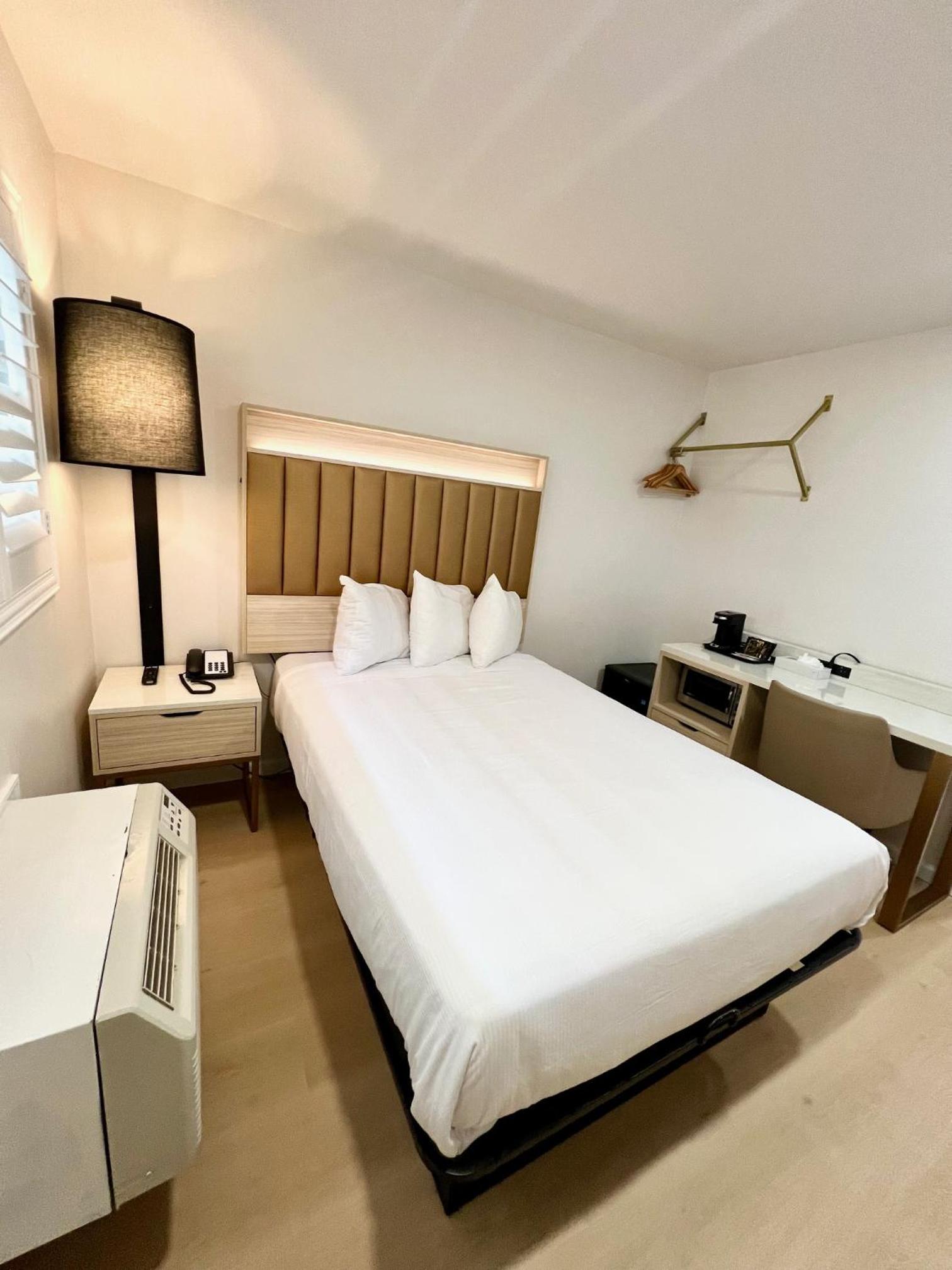 Standard Room with One Double Bed - Non-Smoking photo 3