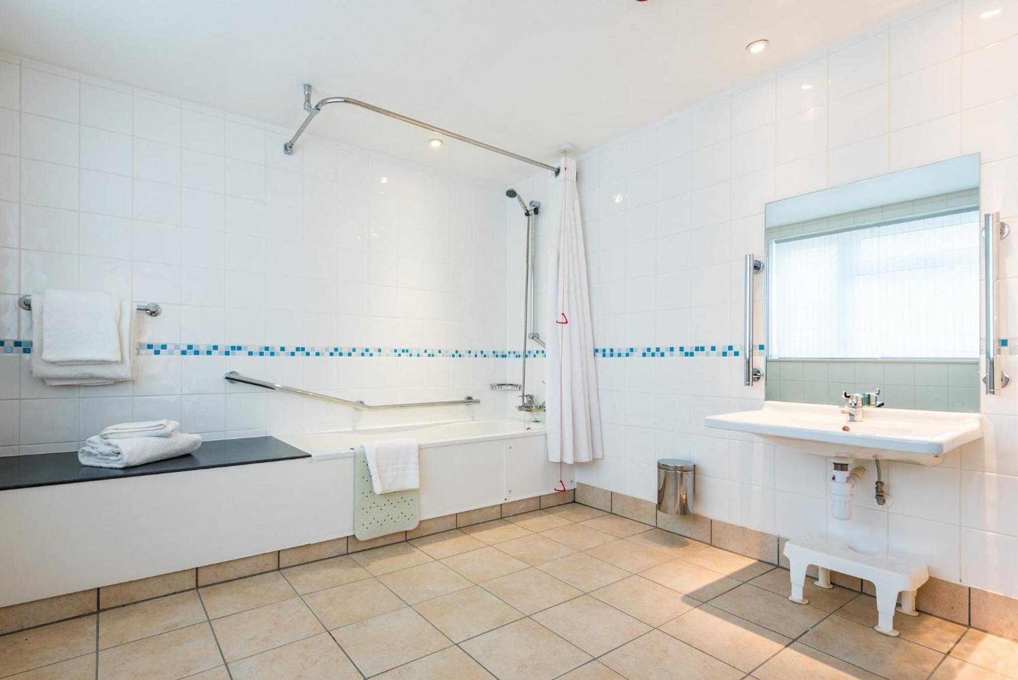 Double Room with Mobility Accessible Roll In Shower - Photo 2
