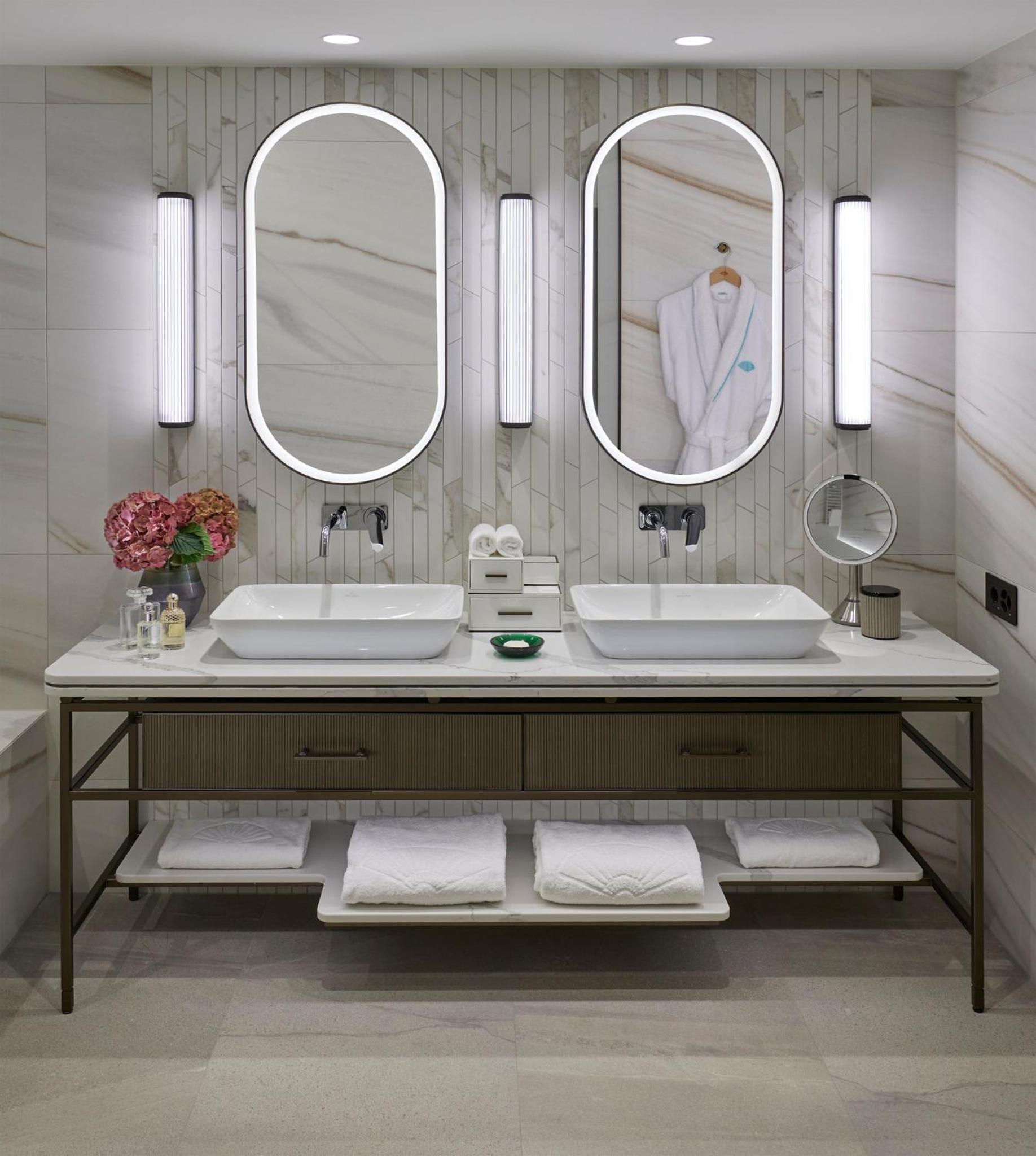 Lake View Suite - Photo 5