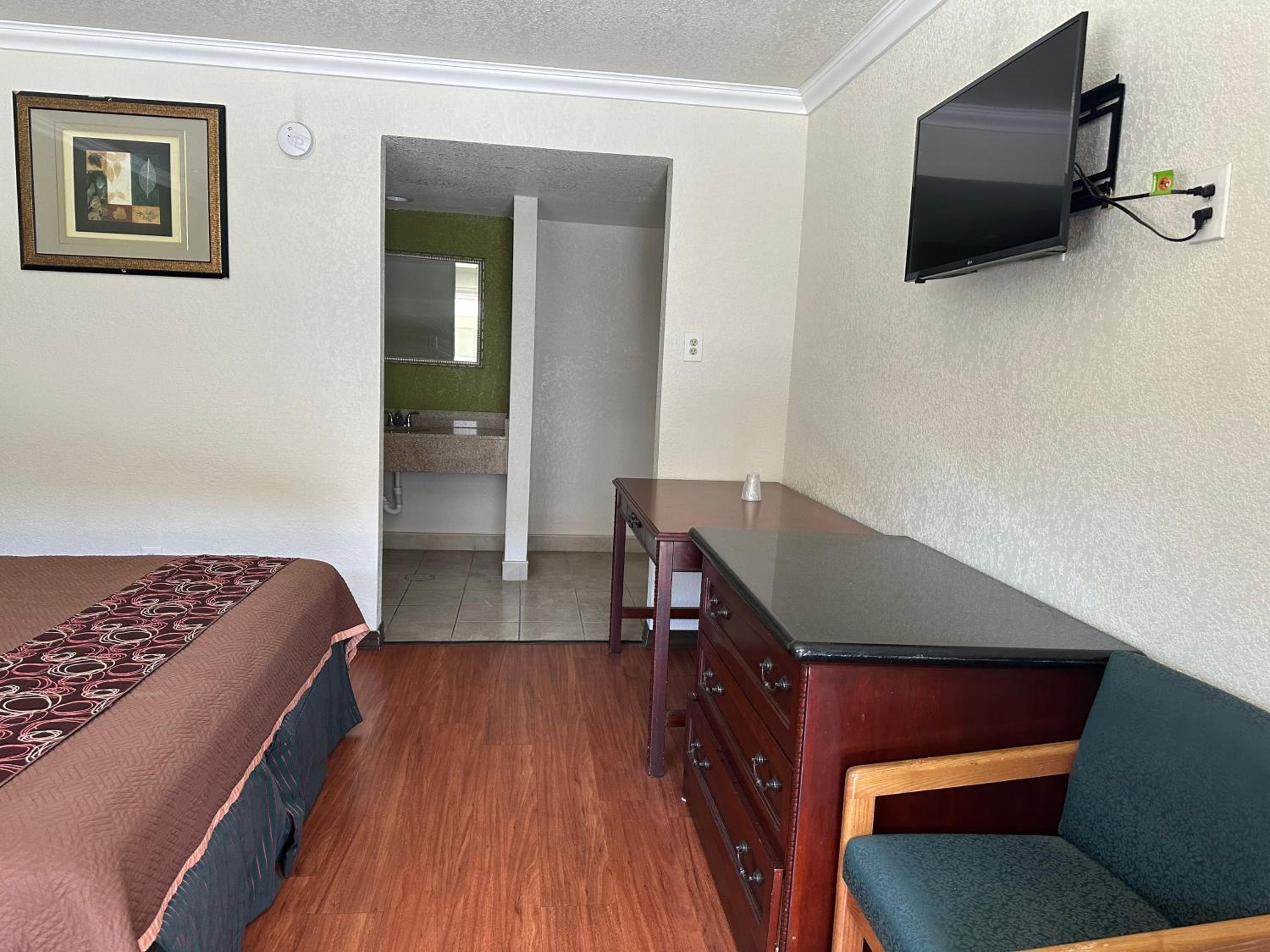 Deluxe King Room photo 1