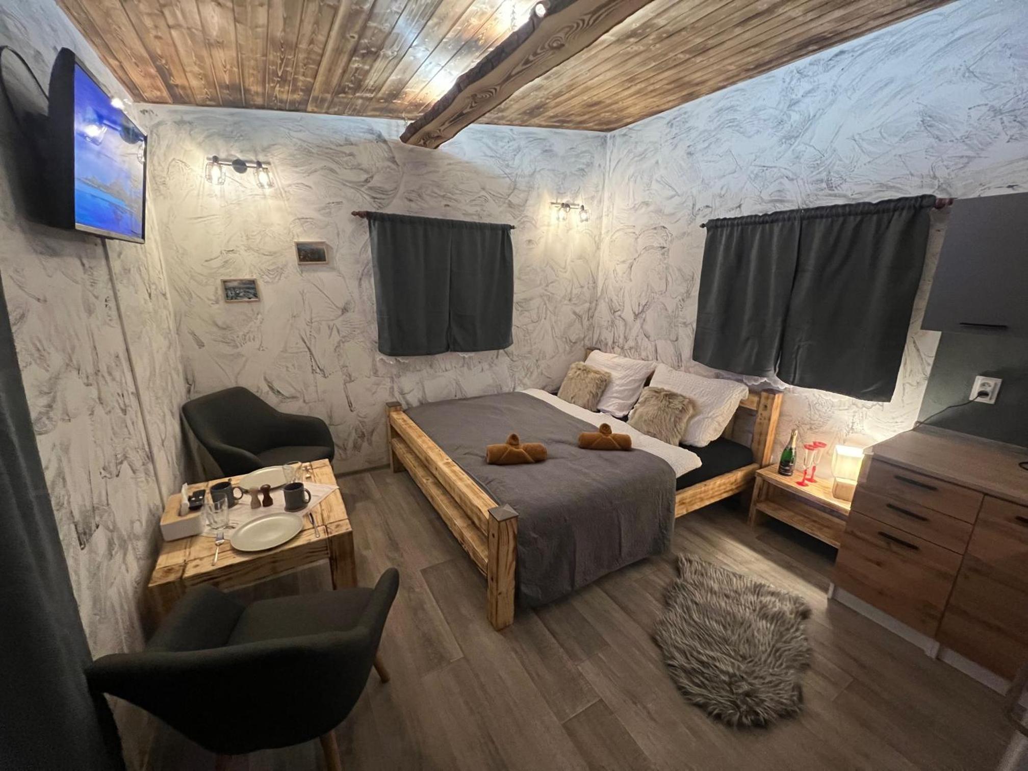 One-Bedroom House photo 1