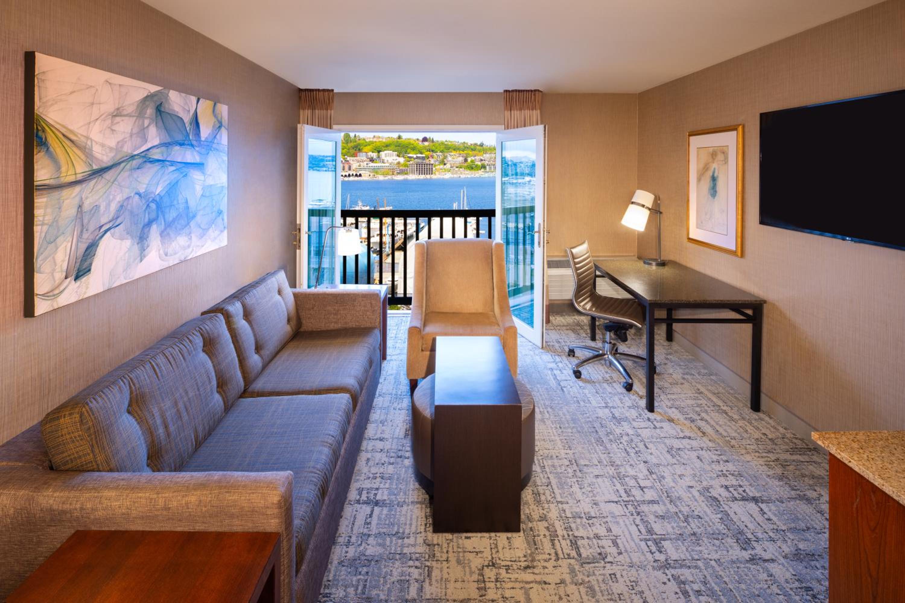 King Suite with Lake View photo 1