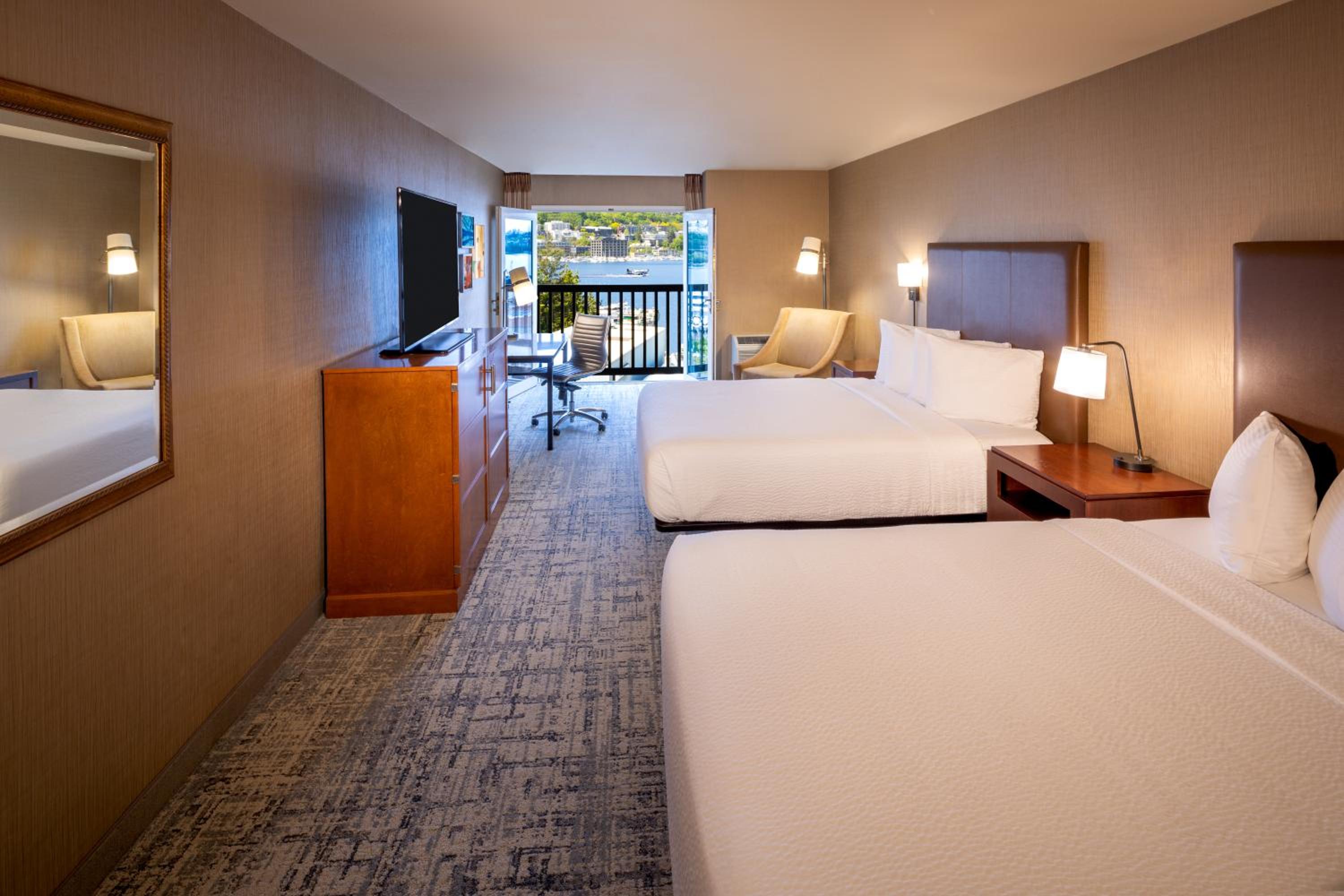 Queen Room with Two Queen Beds and Lake View photo 1