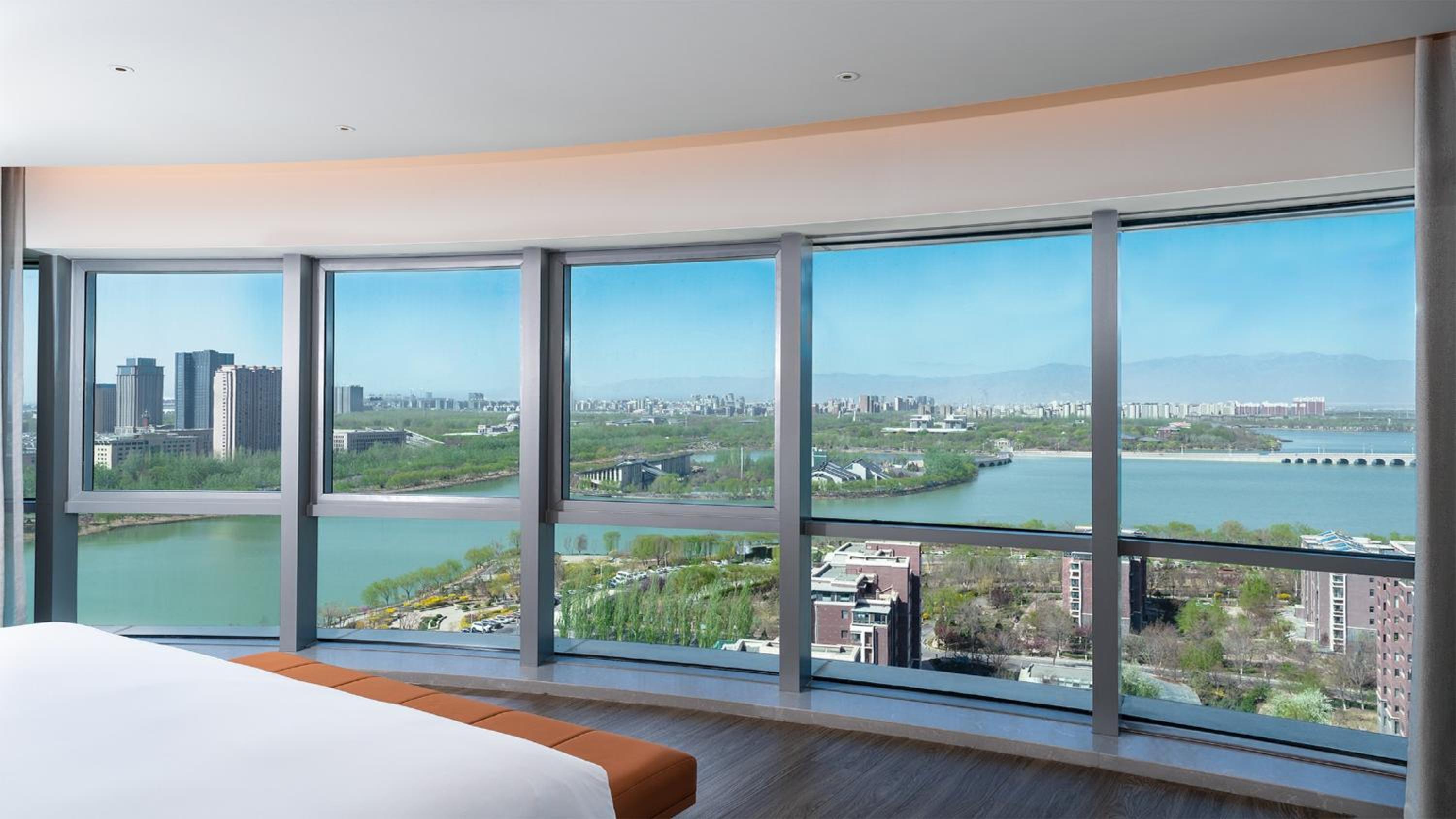 One-Bedroom King Suite with Lake View photo 2