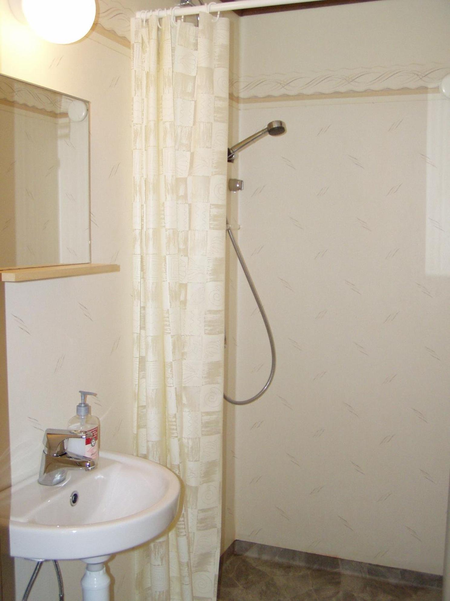 Quadruple Room with Shared Bathroom photo 3