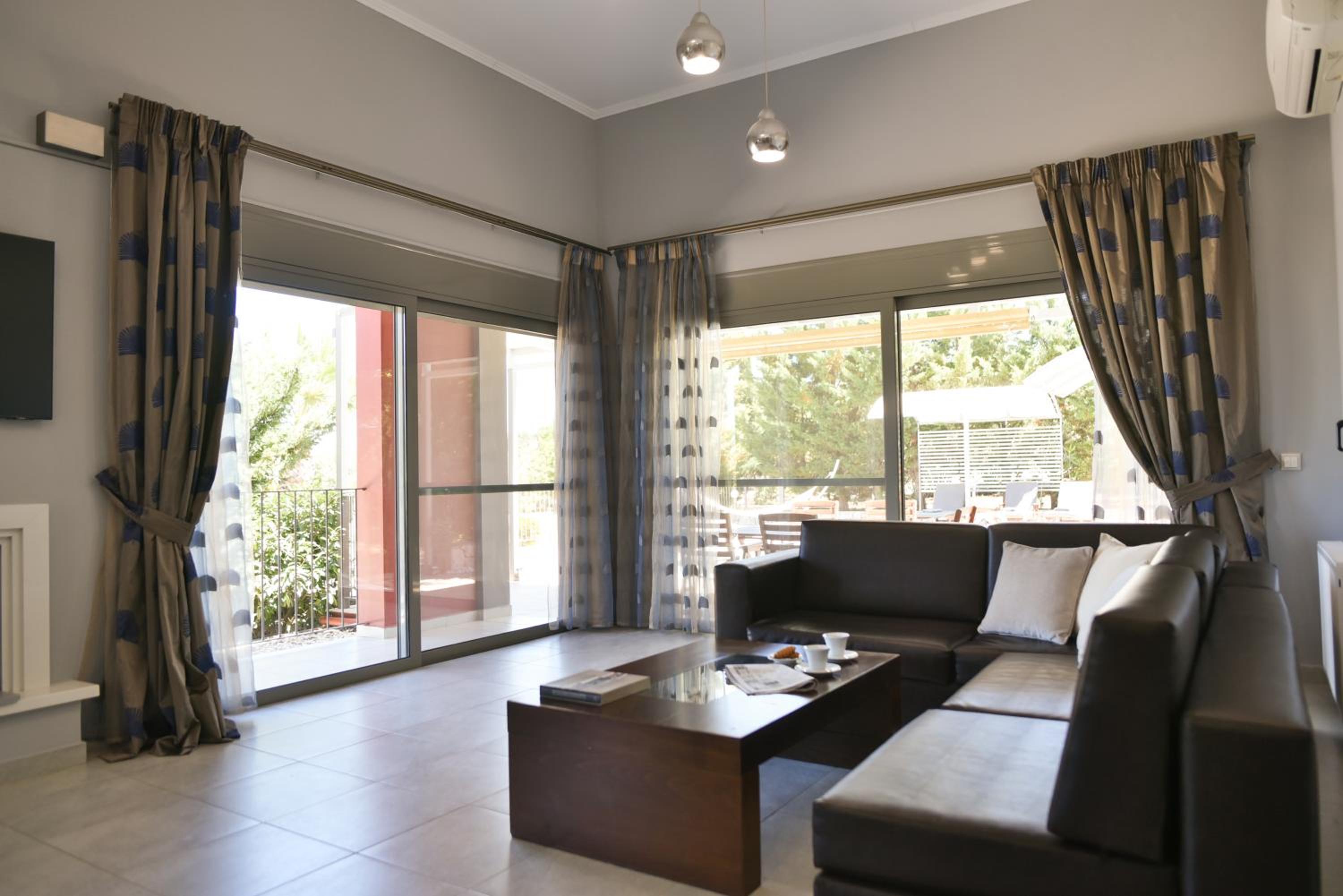 Three-Bedroom Villa - Photo 5