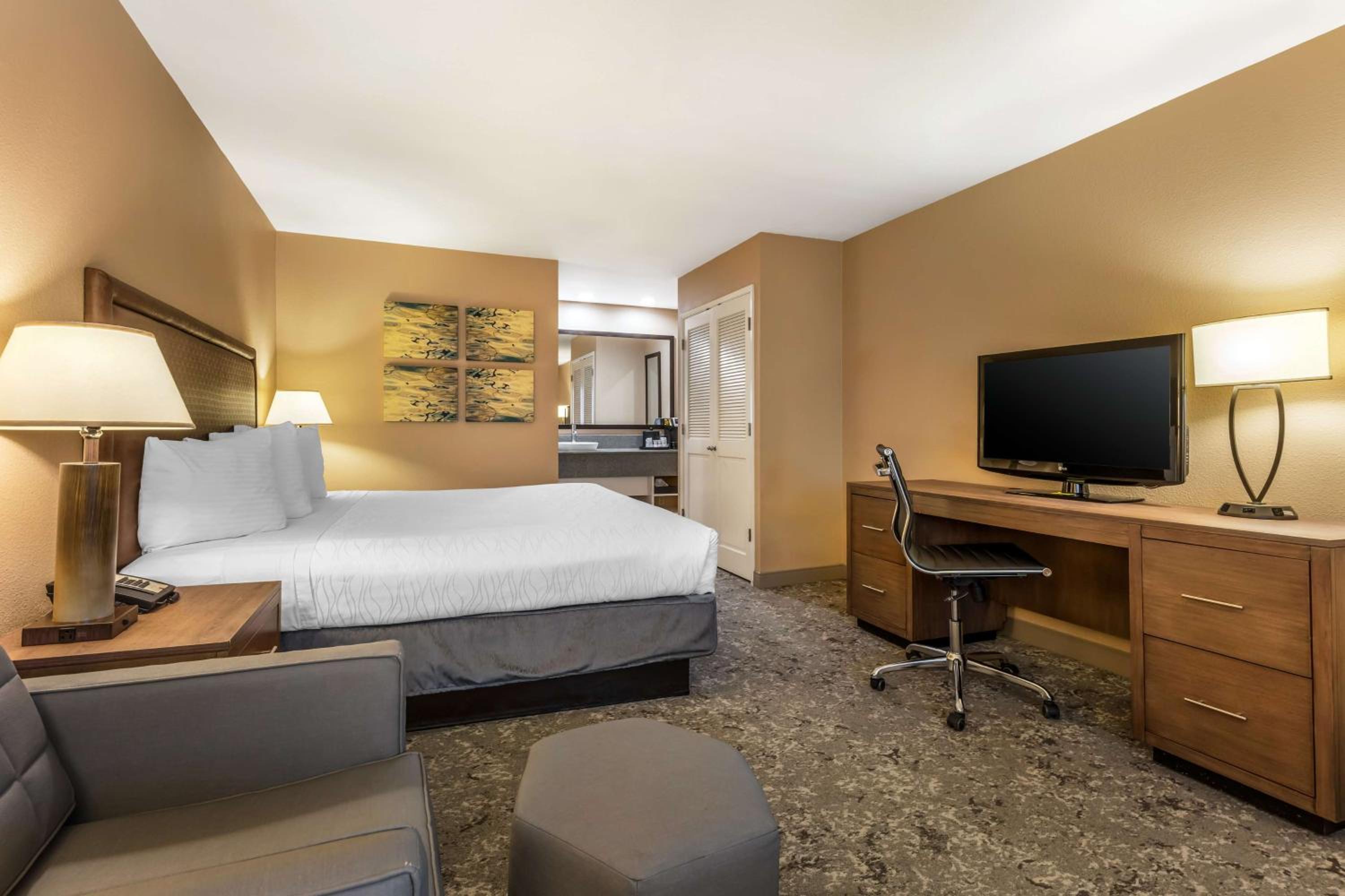 King Room - Non-Smoking photo 2