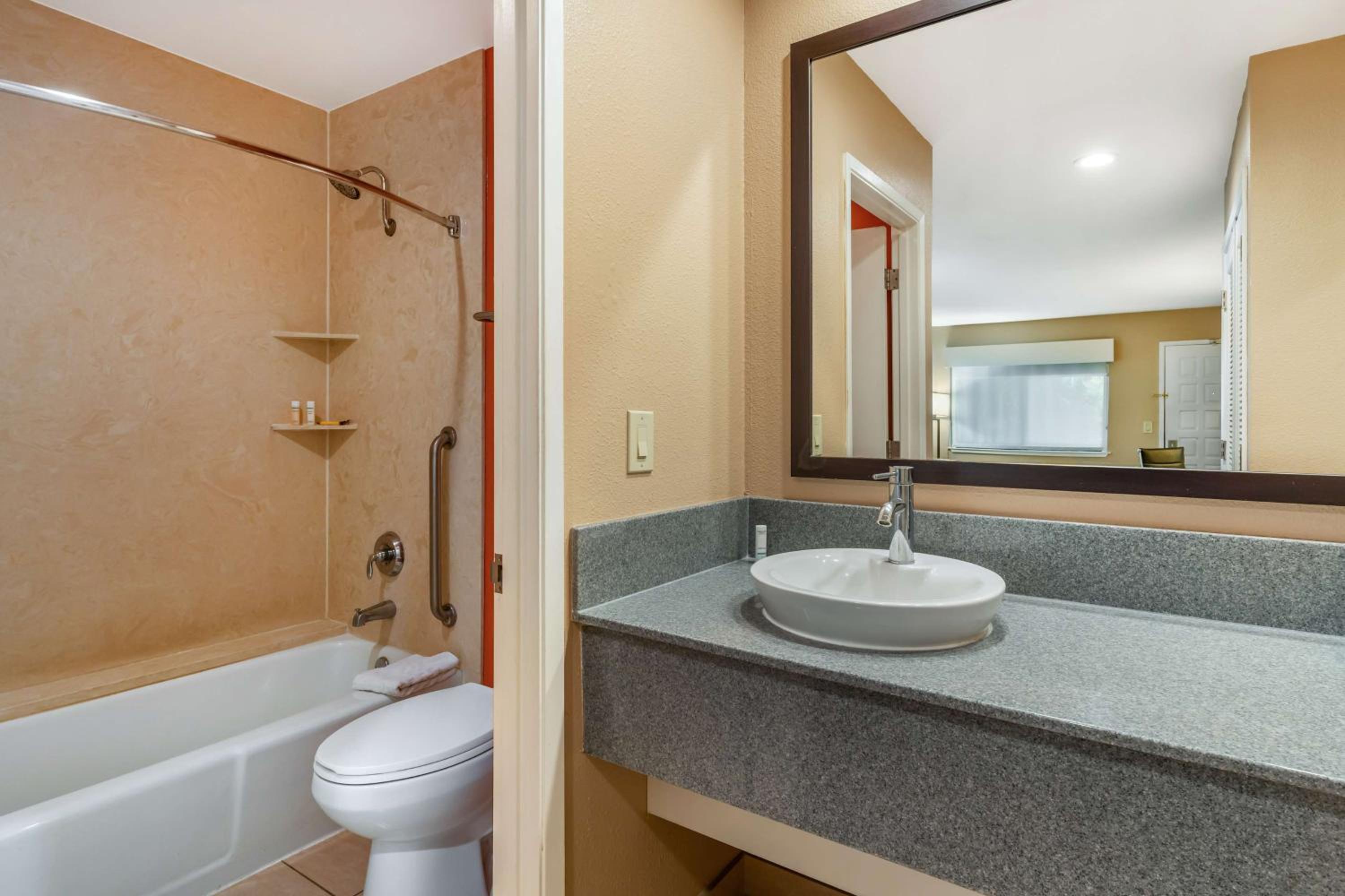Queen Room with Two Queen Beds - Pet Friendly/Non-Smoking photo 2