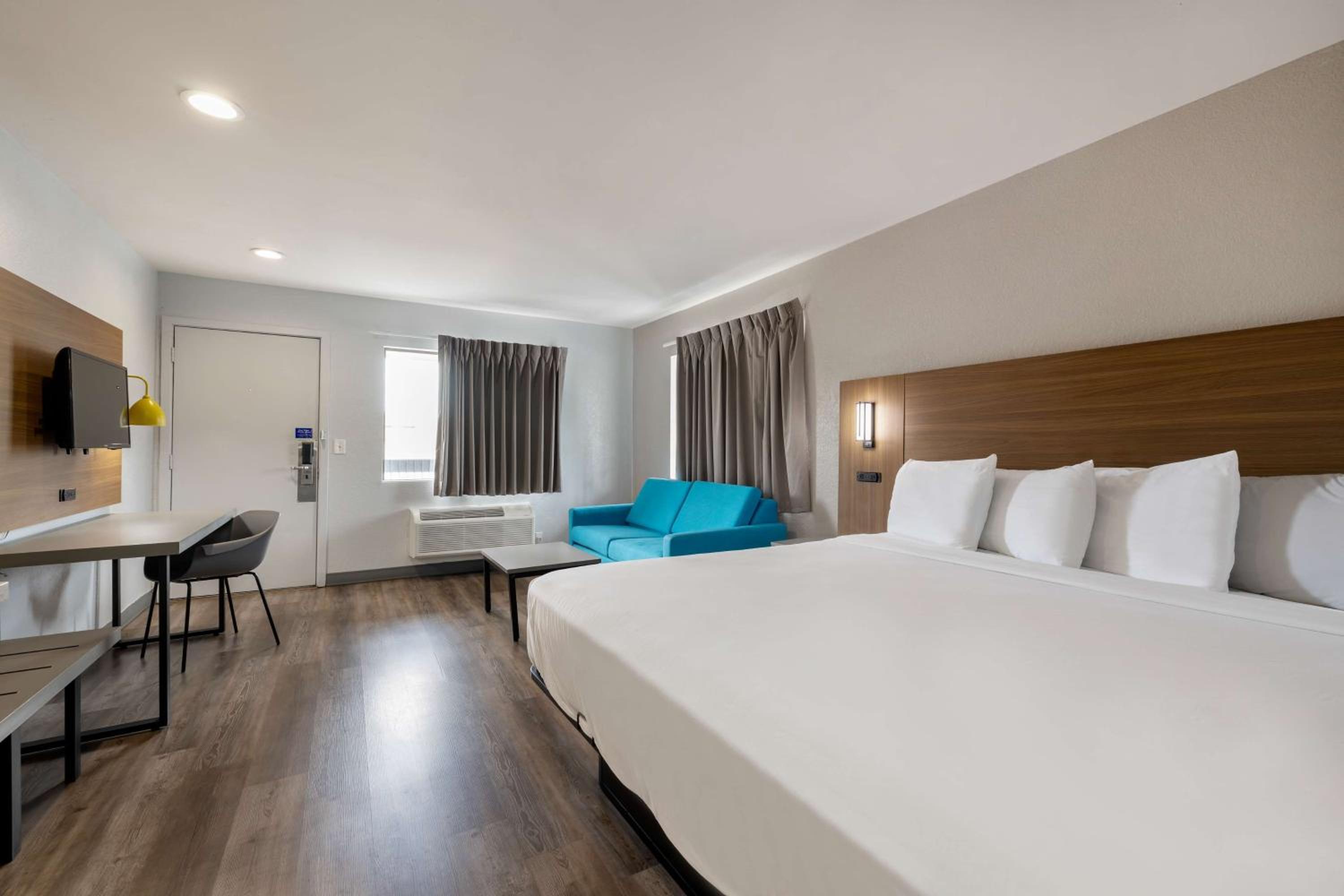 1 Queen Bed Suite Non-Smoking photo 1