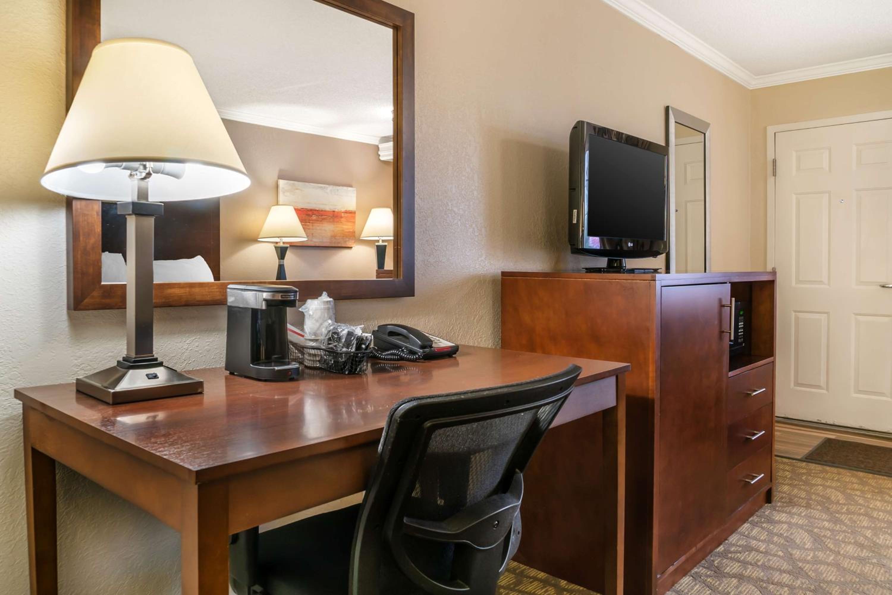 King Room - Non-Smoking - Photo 4