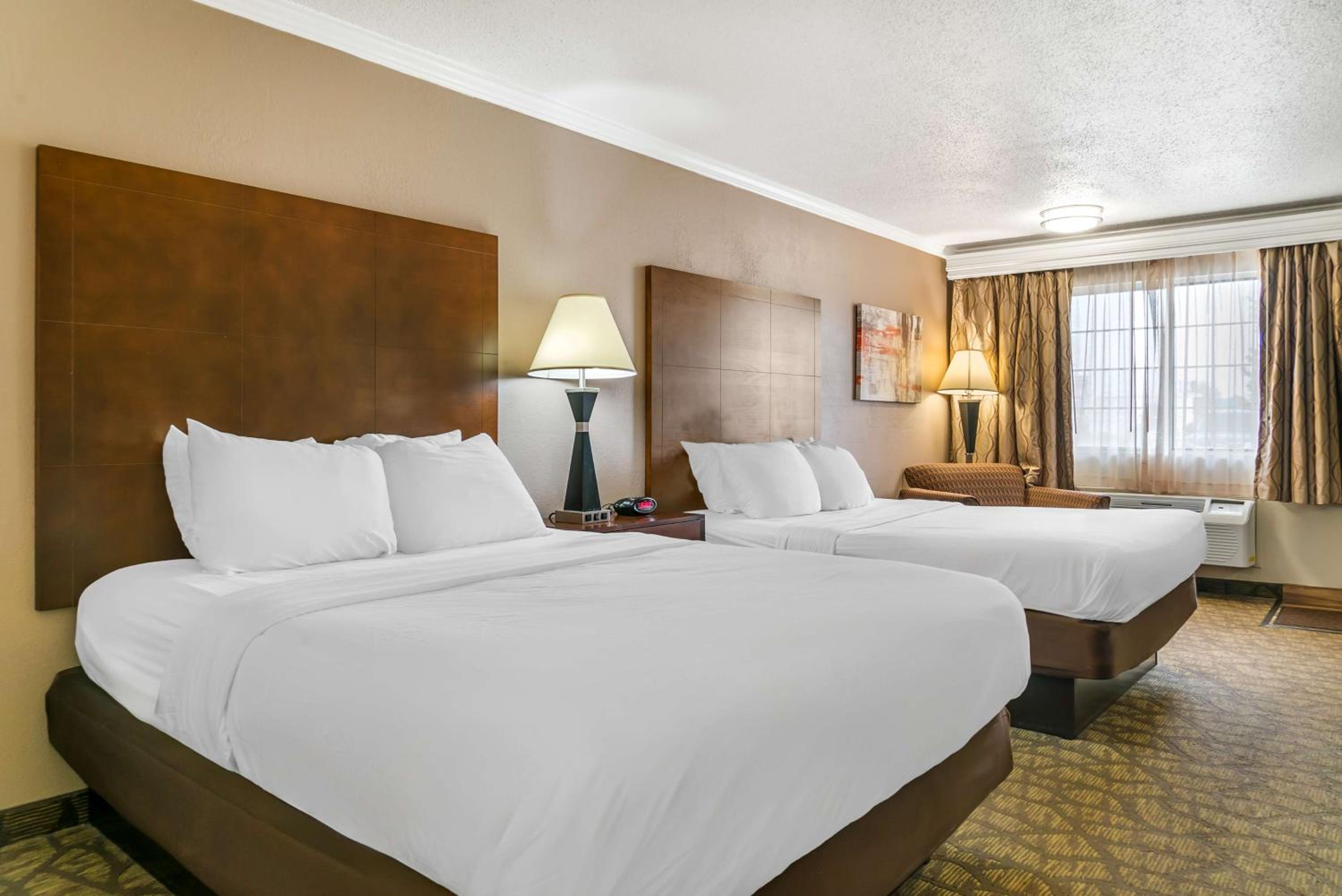 Queen Room with Two Queen Beds - Non-Smoking - Photo 2
