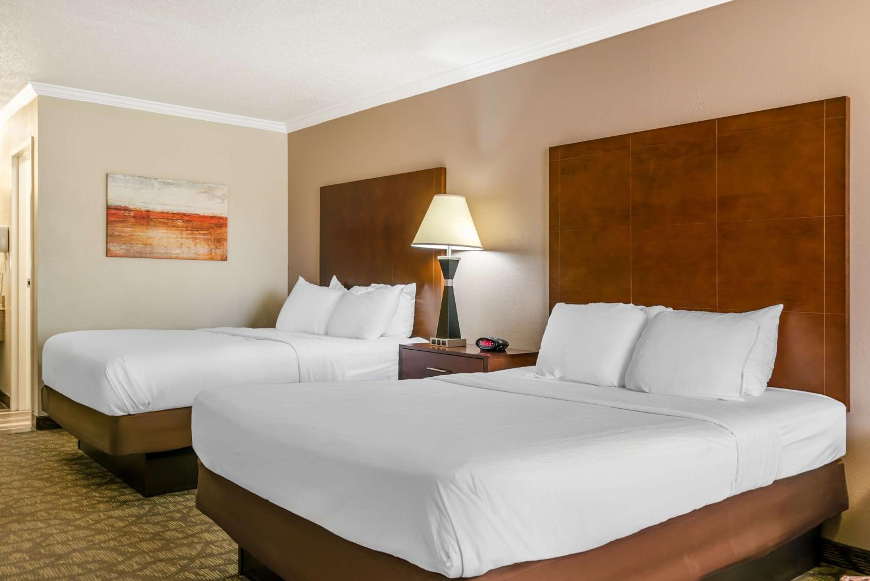 Queen Room with Two Queen Beds - Non-Smoking - Photo 1