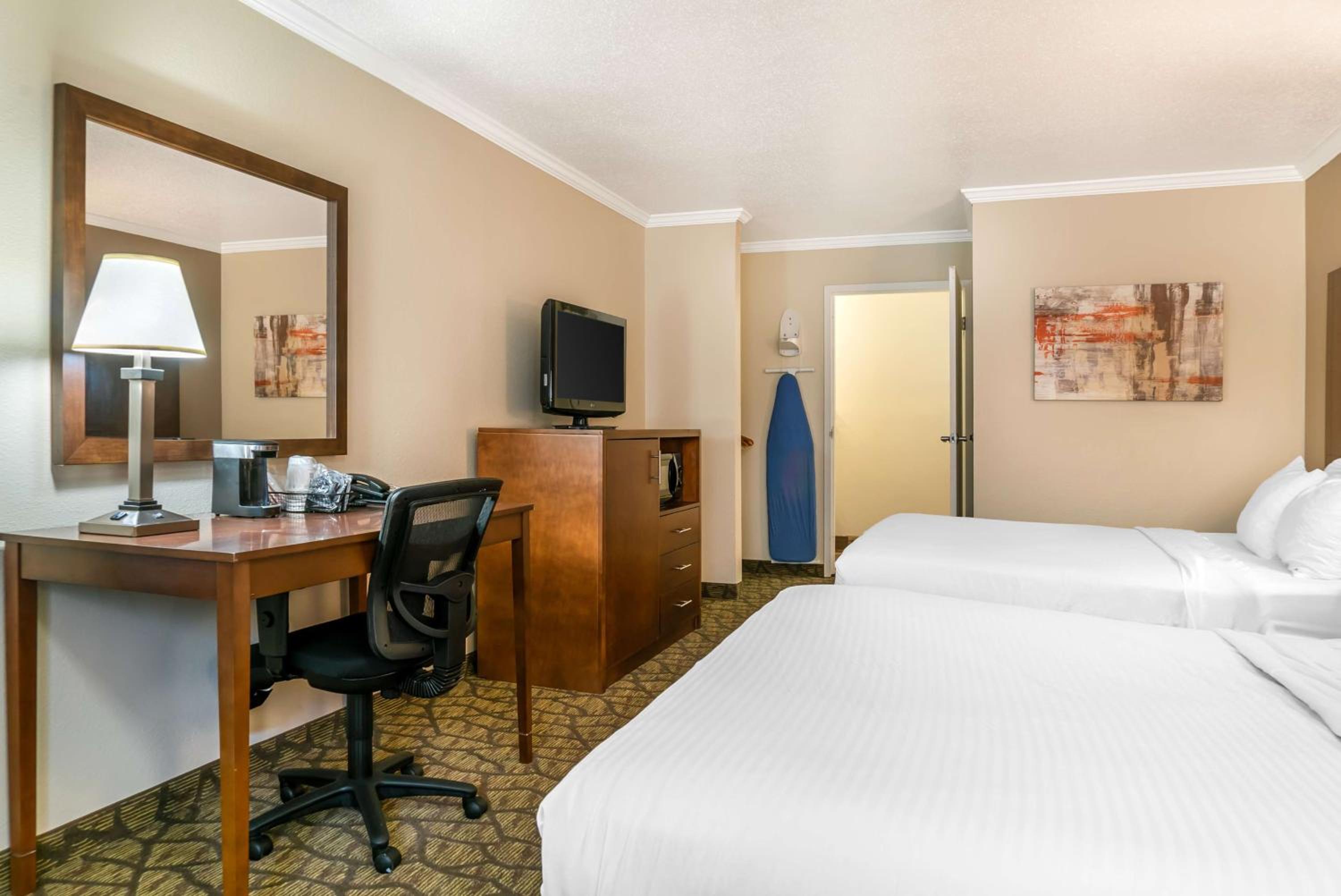 Queen Room With Two Queen Beds - Disability Access Tub - Photo 3