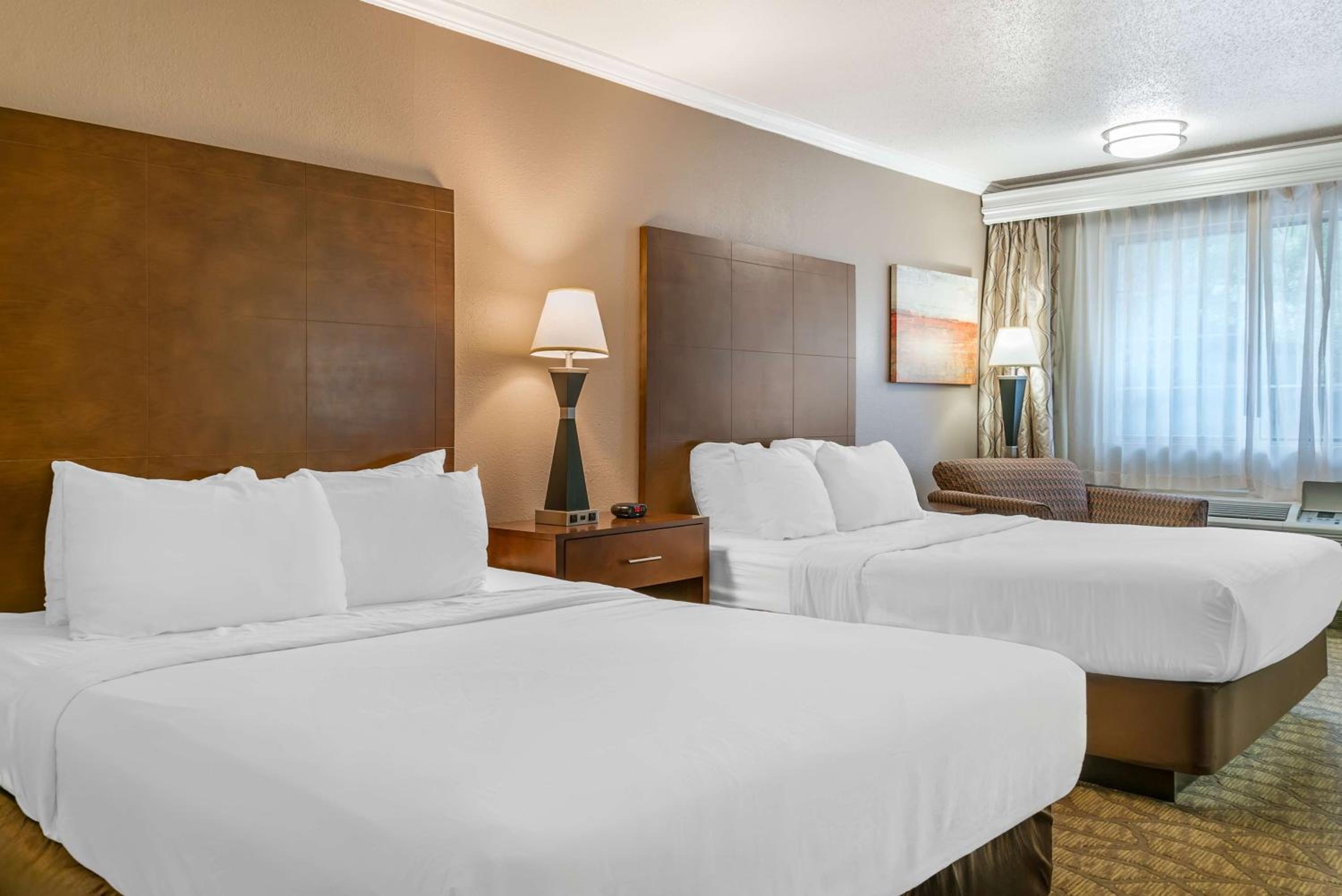 Queen Room With Two Queen Beds - Disability Access Tub - Photo 2