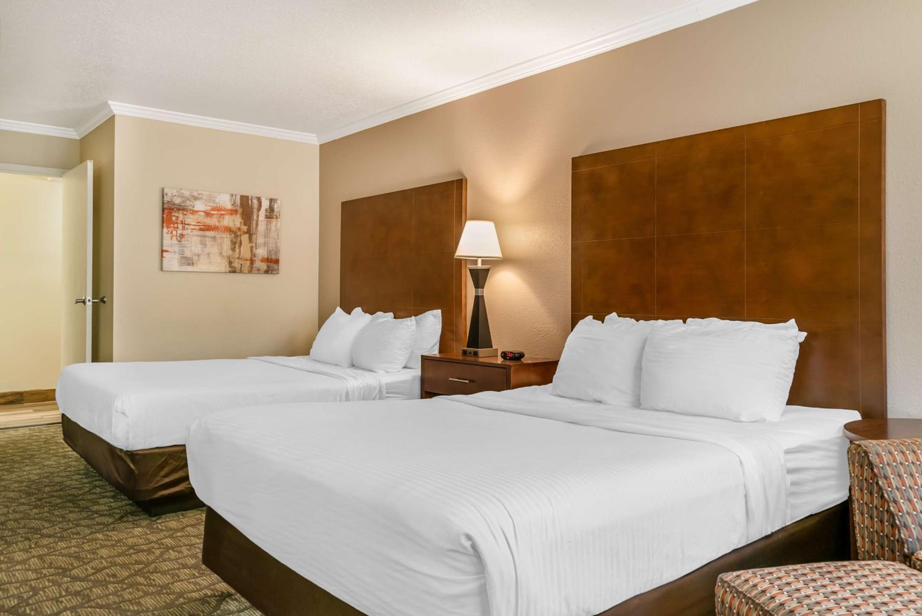 Queen Room With Two Queen Beds - Disability Access Tub - Photo 1