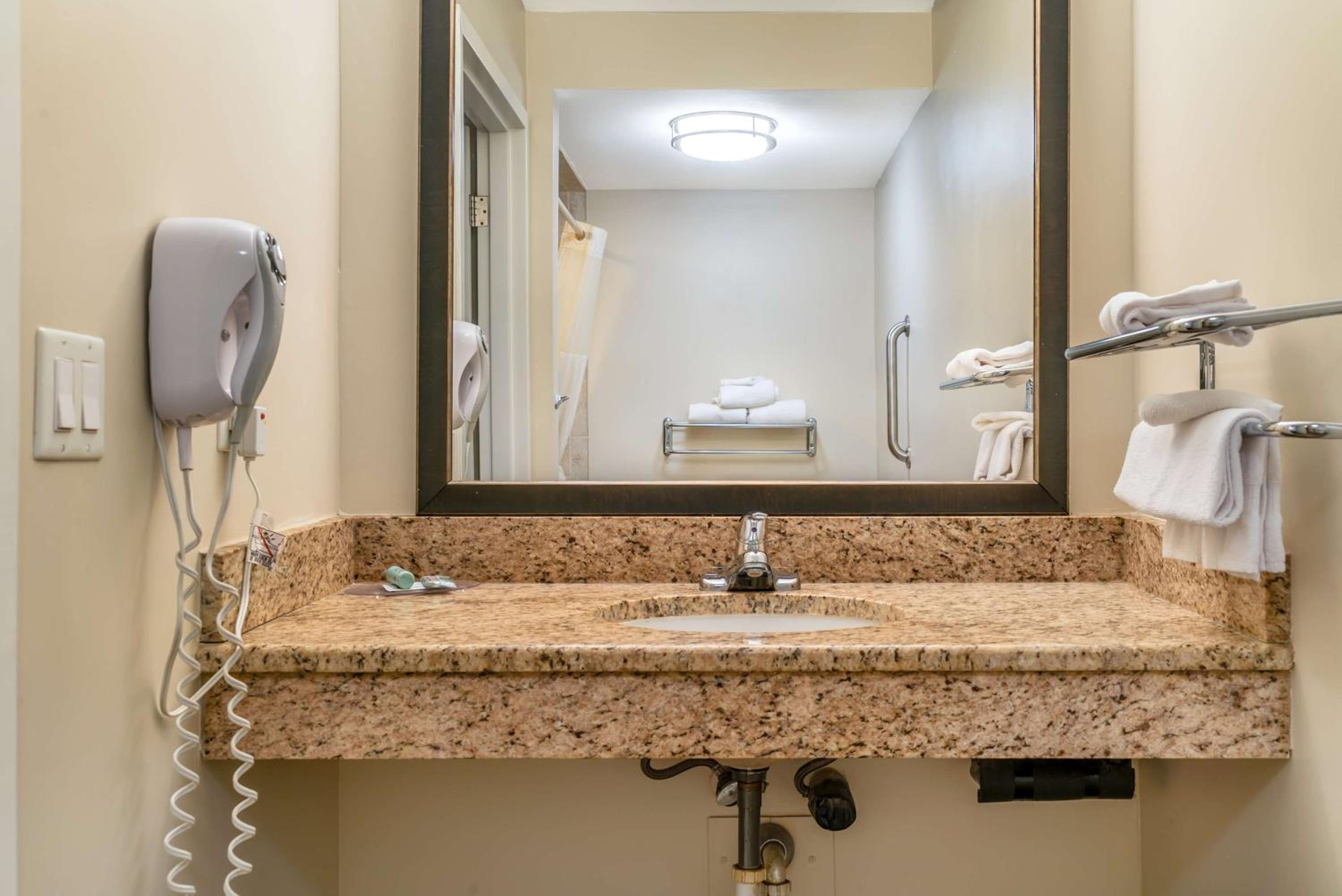 Queen Room With Two Queen Beds - Disability Access Tub - Photo 4