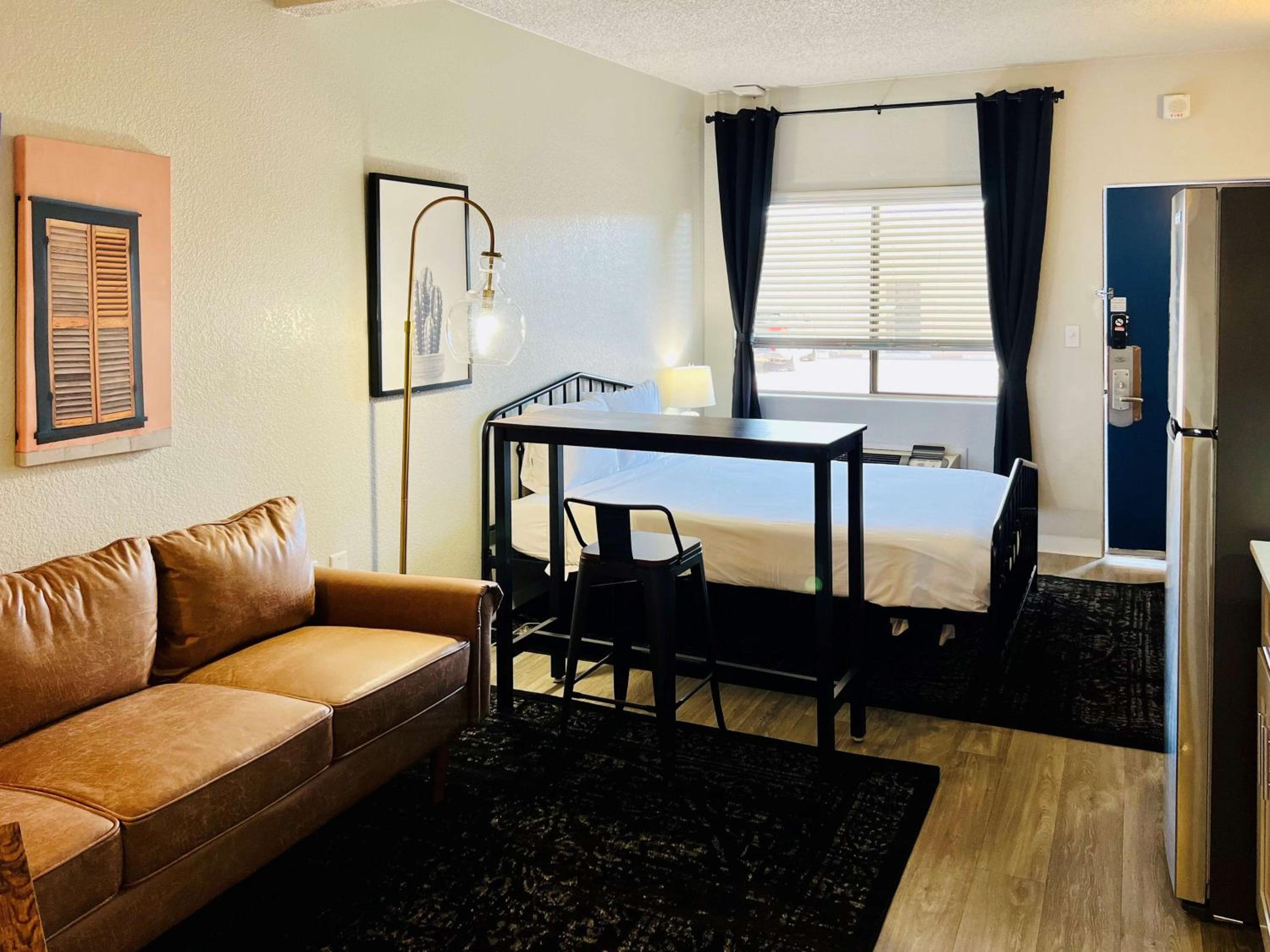 1 Queen Bed | Non-Smoking, Kitchen, Sofa-Bed - Photo 6