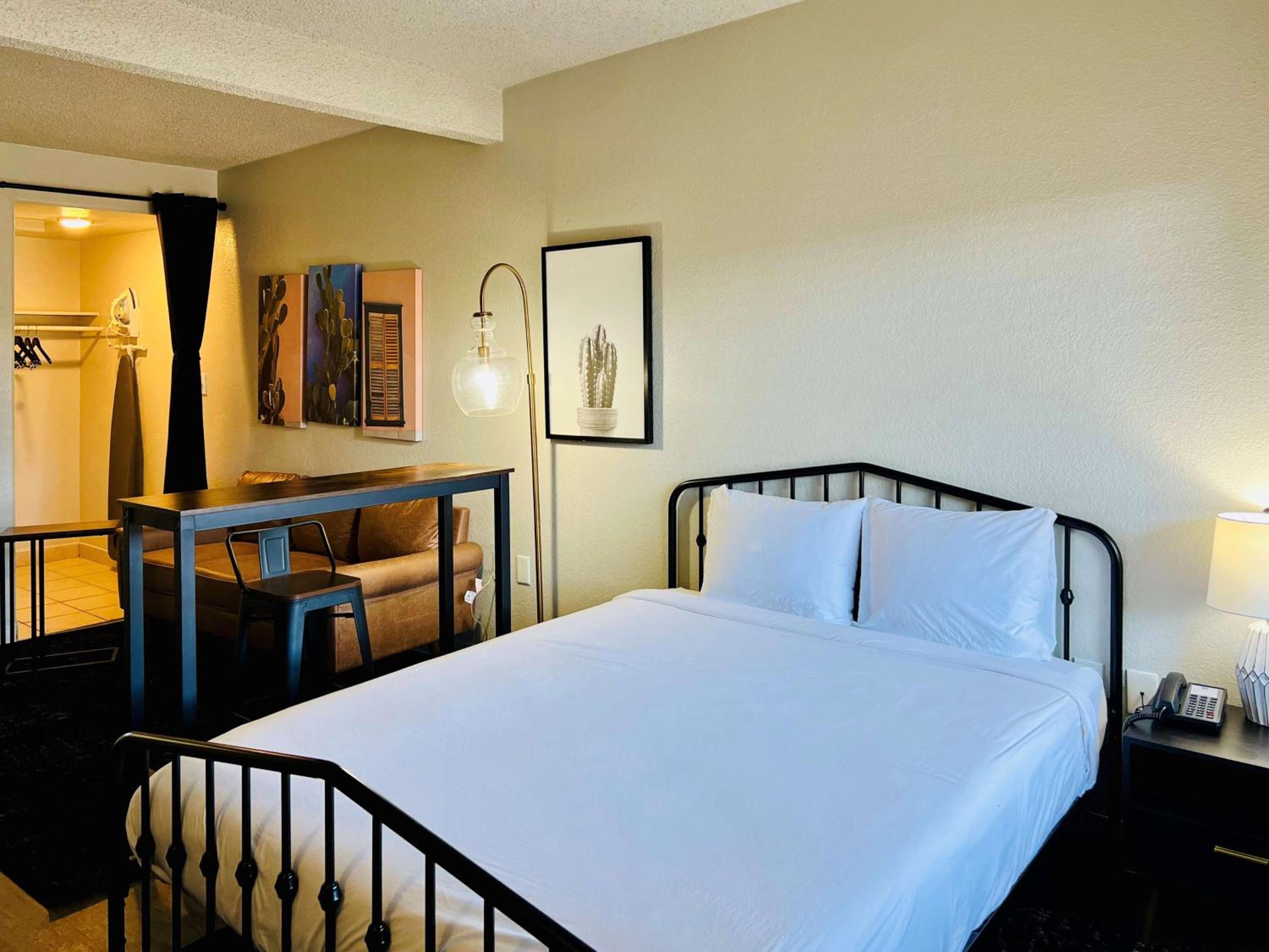 1 Queen Bed | Non-Smoking, Kitchen, Sofa-Bed - Photo 8