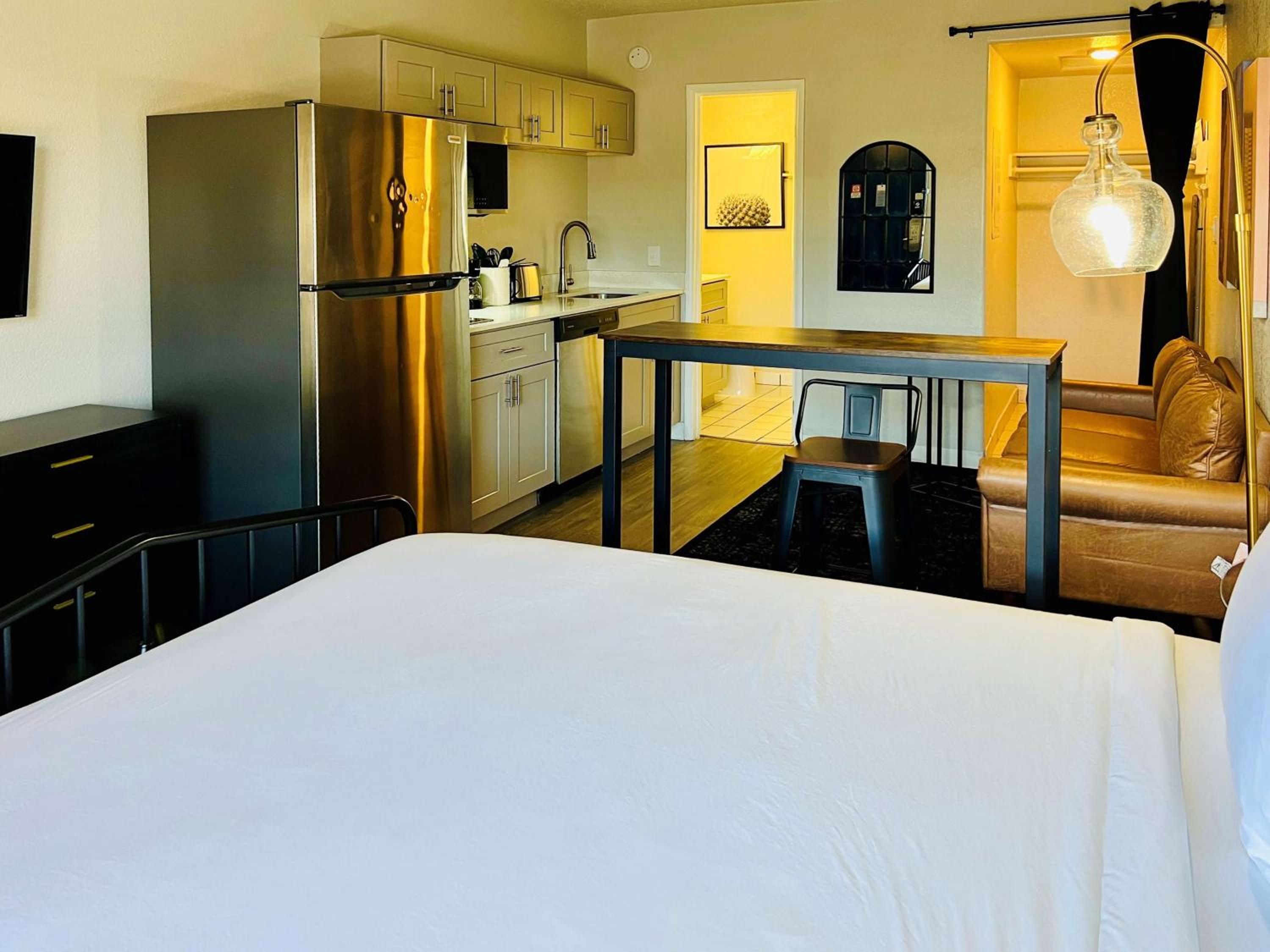 1 Queen Bed | Non-Smoking, Kitchen, Sofa-Bed - Photo 1