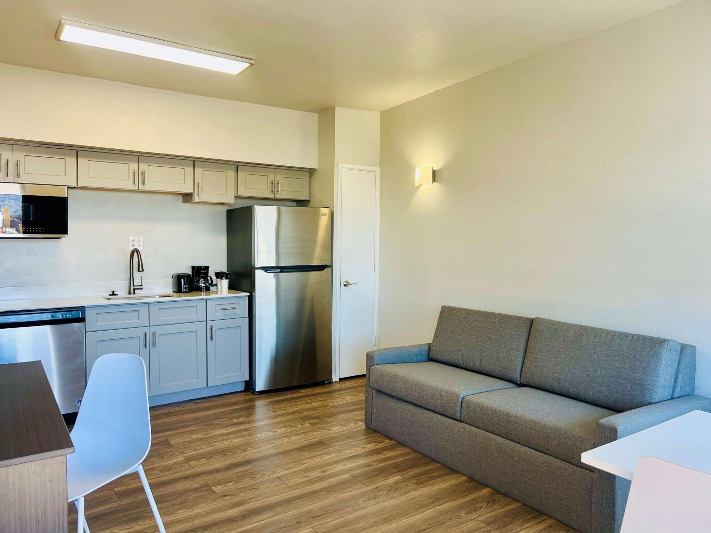 1 Queen Bed | Suite, Non-Smoking, Kitchen - Photo 10